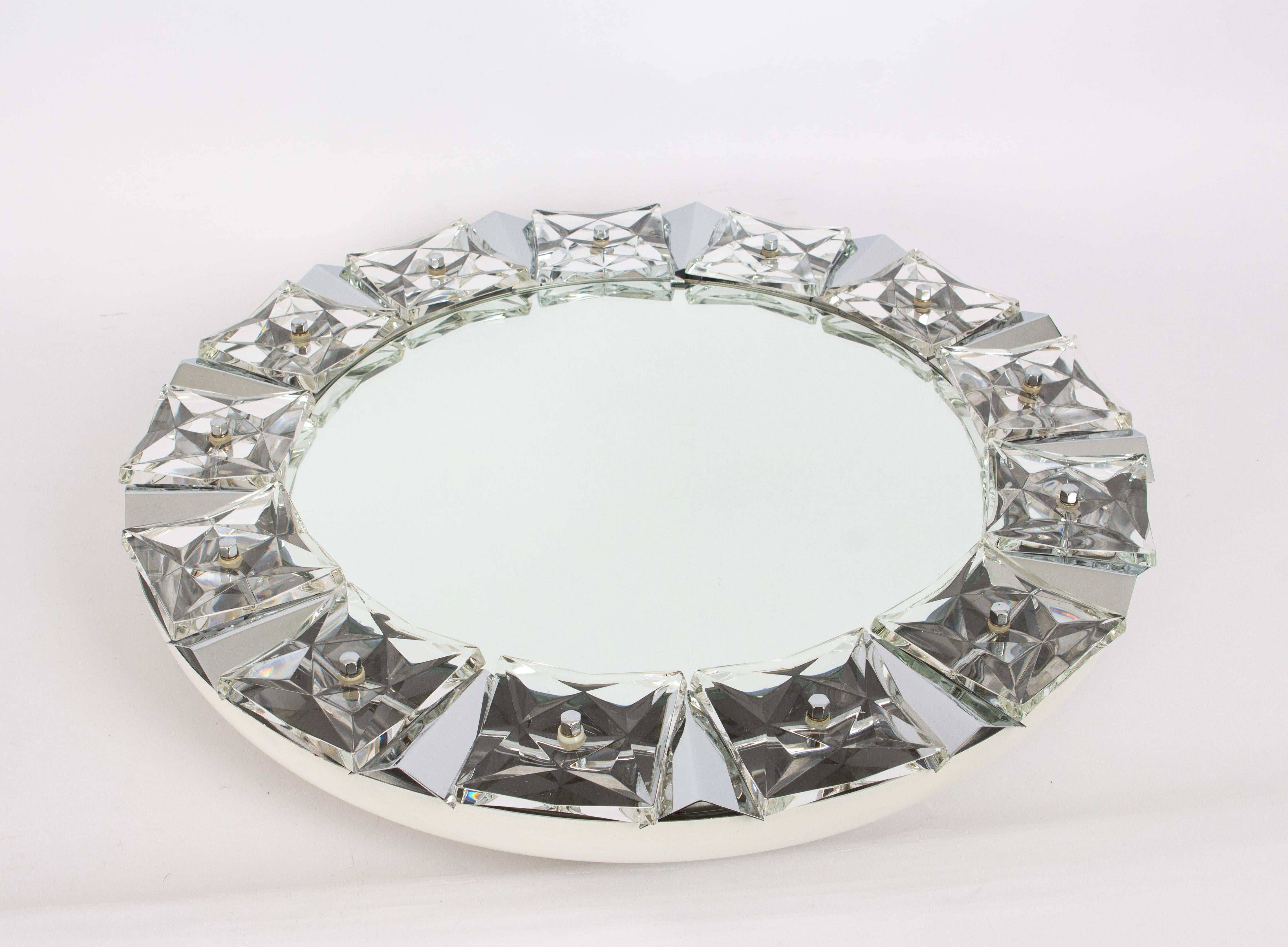 Allemand Spectaculaire miroir rétroéclairé en laiton et verre cristal de Kinkeldey, Allemagne en vente