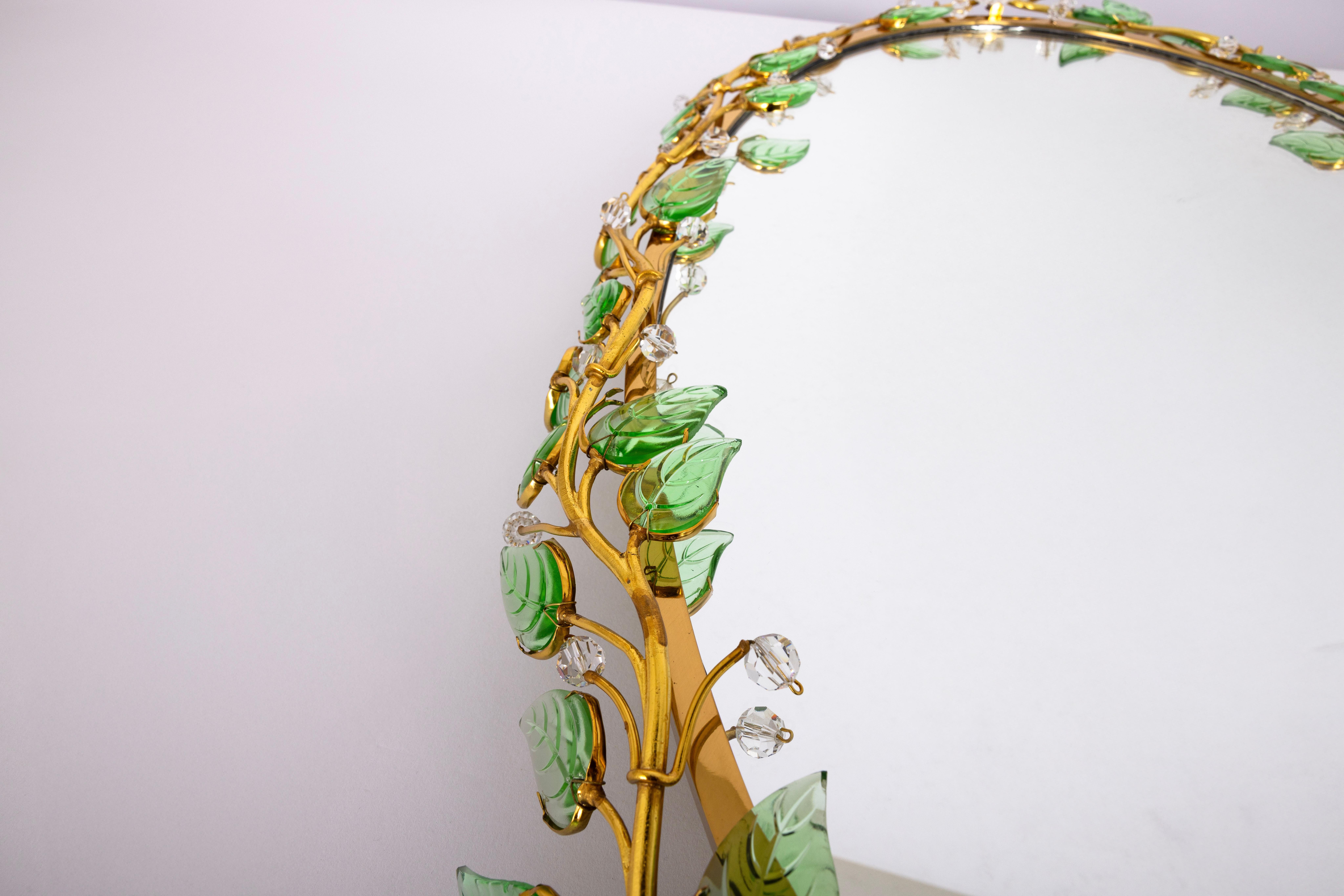 Magnifique miroir mural de grande qualité de Palwa (Palme & Walter), Allemagne, années 1970
Il est composé d'un cadre en laiton décoré de nombreux verres en cristal taillé. 

De haute qualité et en très bon état. Nettoyé, bien câblé et prêt à