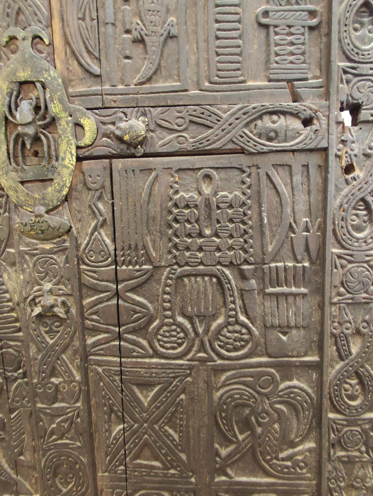 Spectacular Bamoun door, end of XIX°century from Sultan NJOYA Palace. For Sale 2
