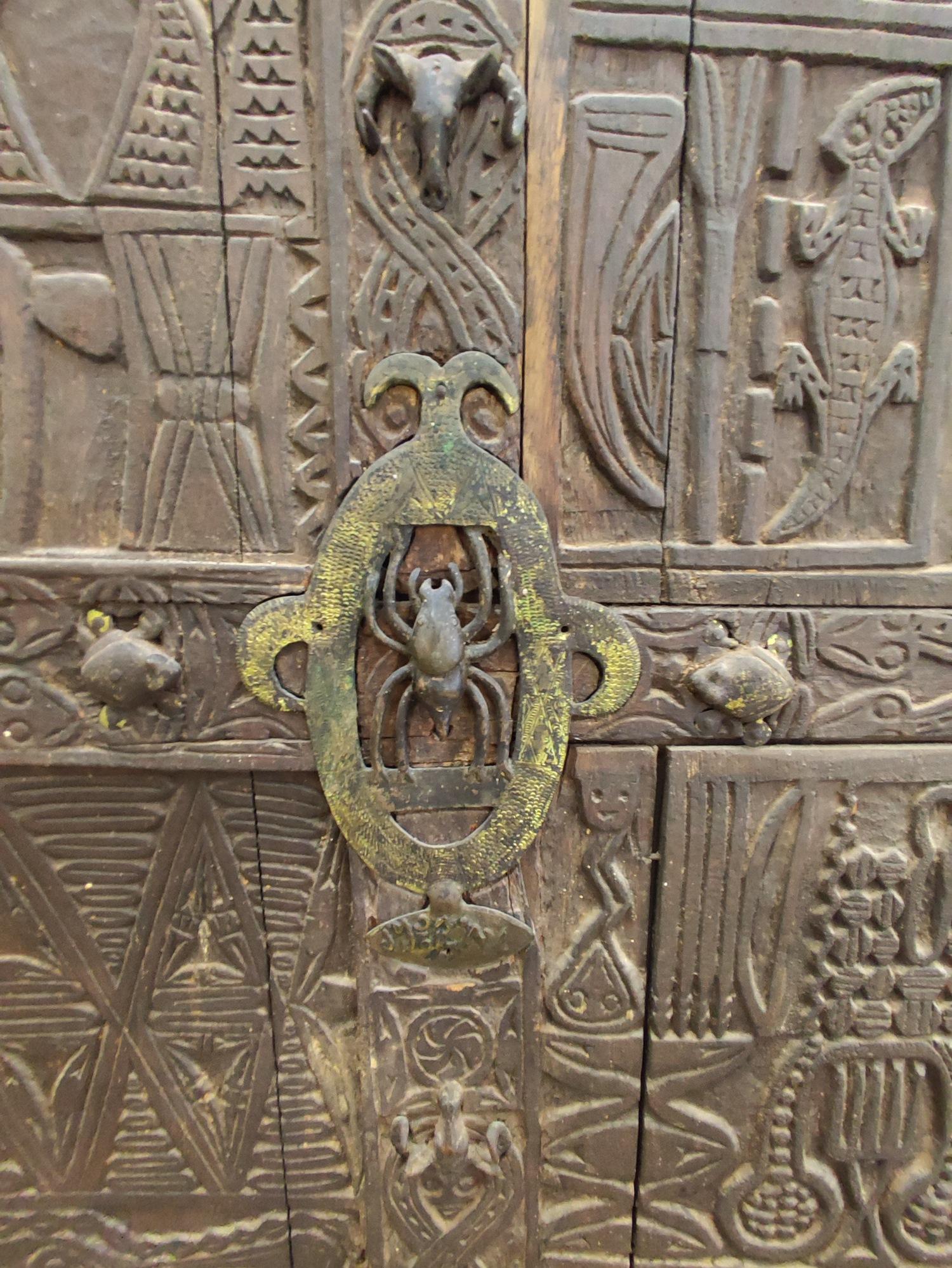 Spectacular Bamoun door, end of XIX°century from Sultan NJOYA Palace. For Sale 6
