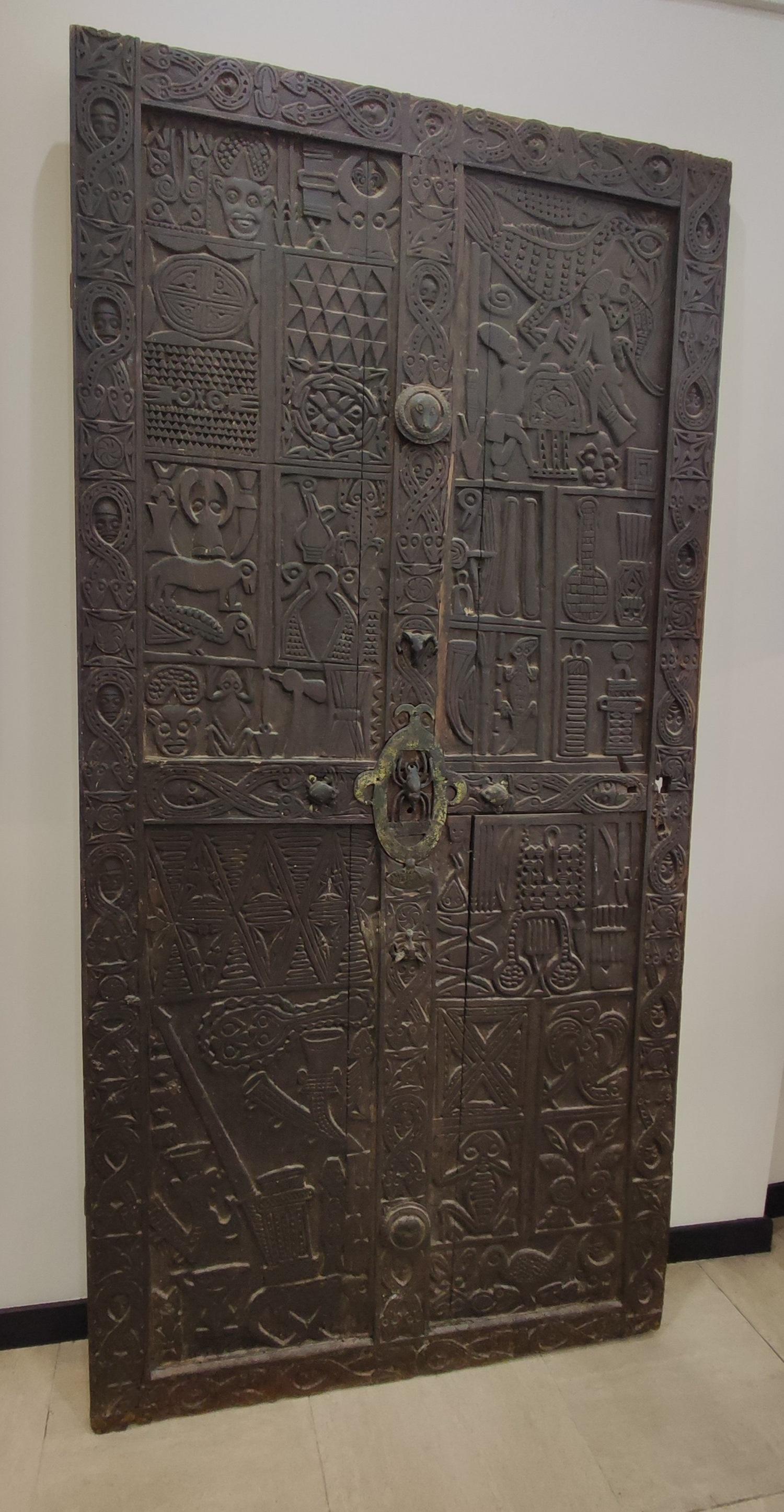 Spectacular Bamoun door, end of XIX°century from Sultan NJOYA Palace. For Sale 7