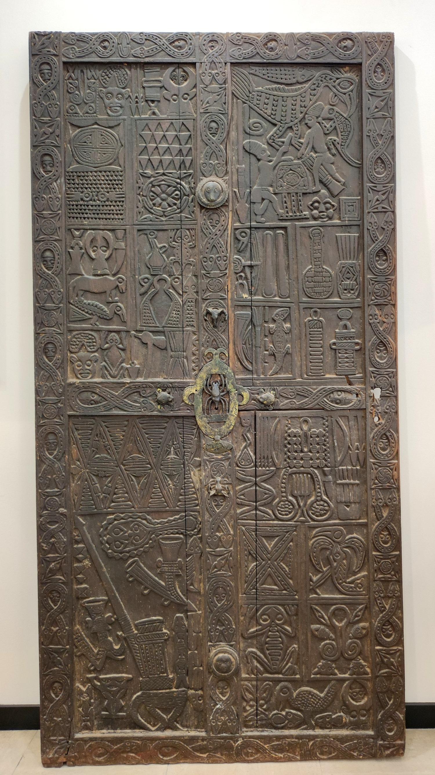 Spectacular Bamoun door, end of XIX°century from Sultan NJOYA Palace. For Sale 8