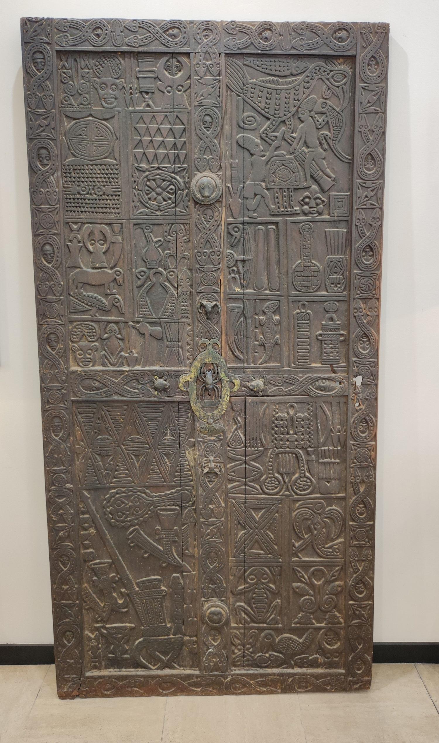 Other Spectacular Bamoun door, end of XIX°century from Sultan NJOYA Palace. For Sale