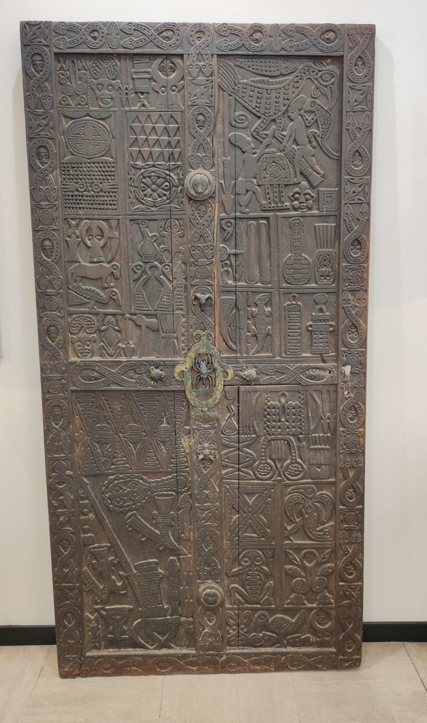 Cameroonian Spectacular Bamoun door, end of XIX°century from Sultan NJOYA Palace. For Sale