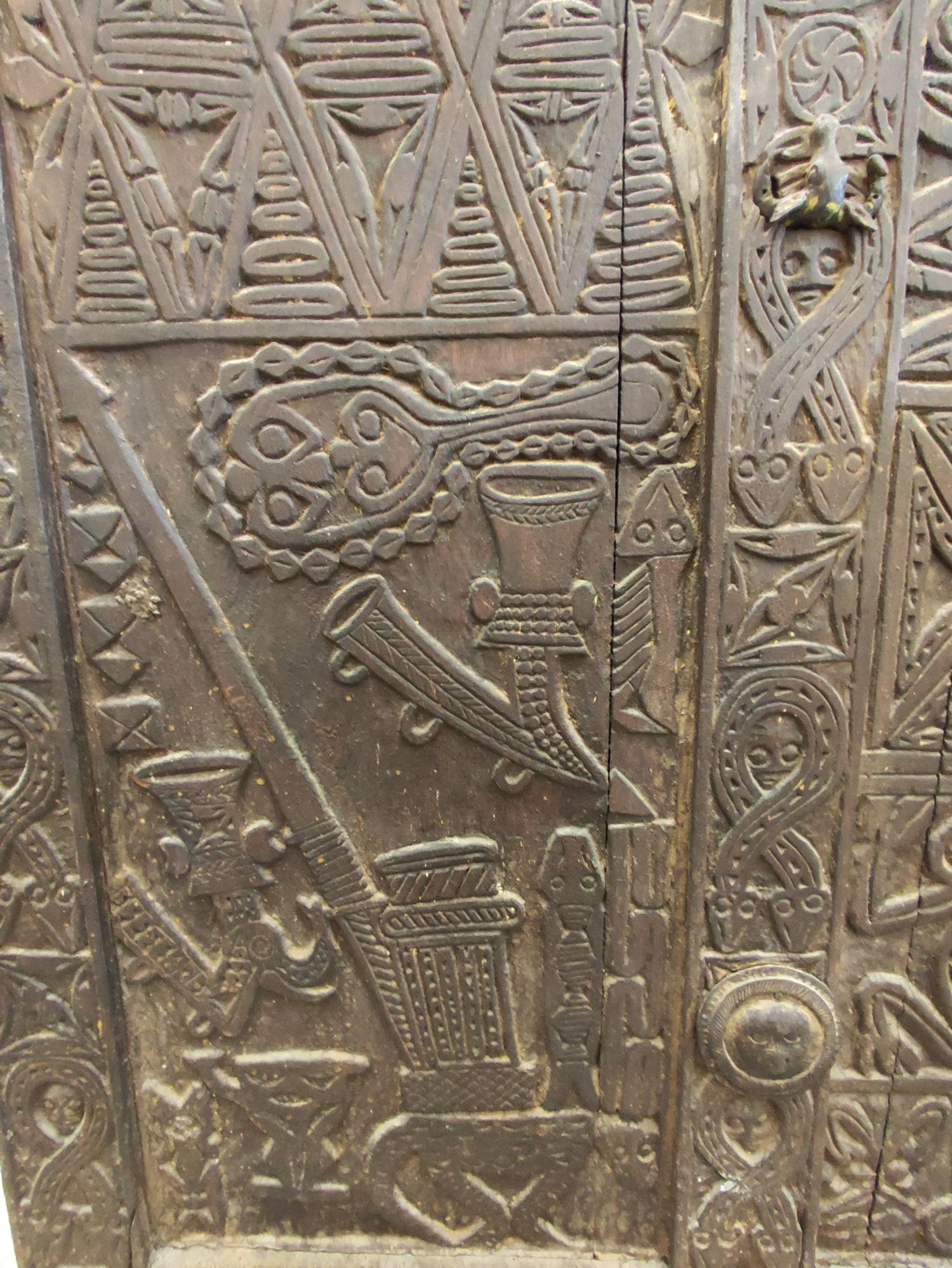 Carved Spectacular Bamoun door, end of XIX°century from Sultan NJOYA Palace. For Sale