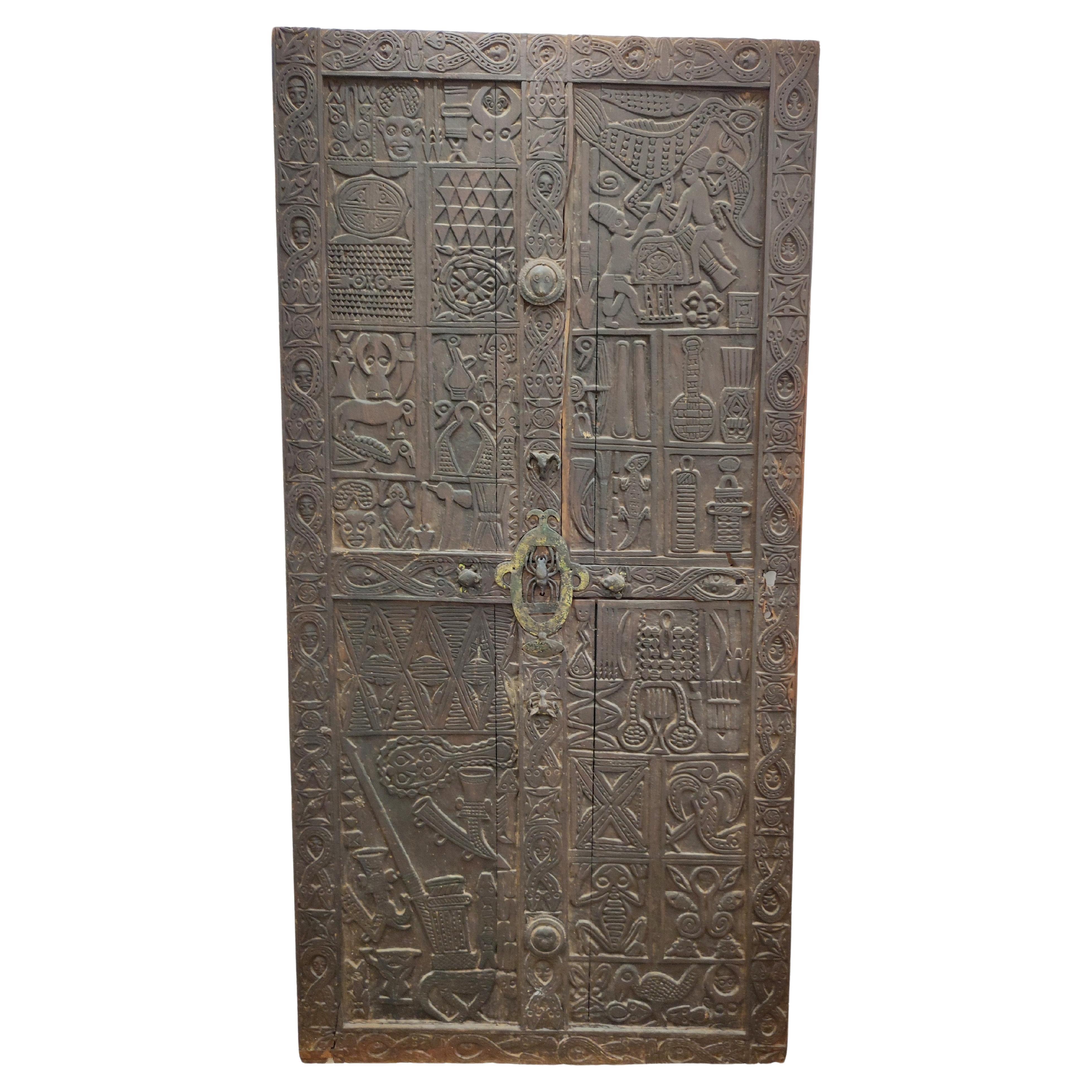 Spectacular Bamoun door, end of XIX°century from Sultan NJOYA Palace. For Sale