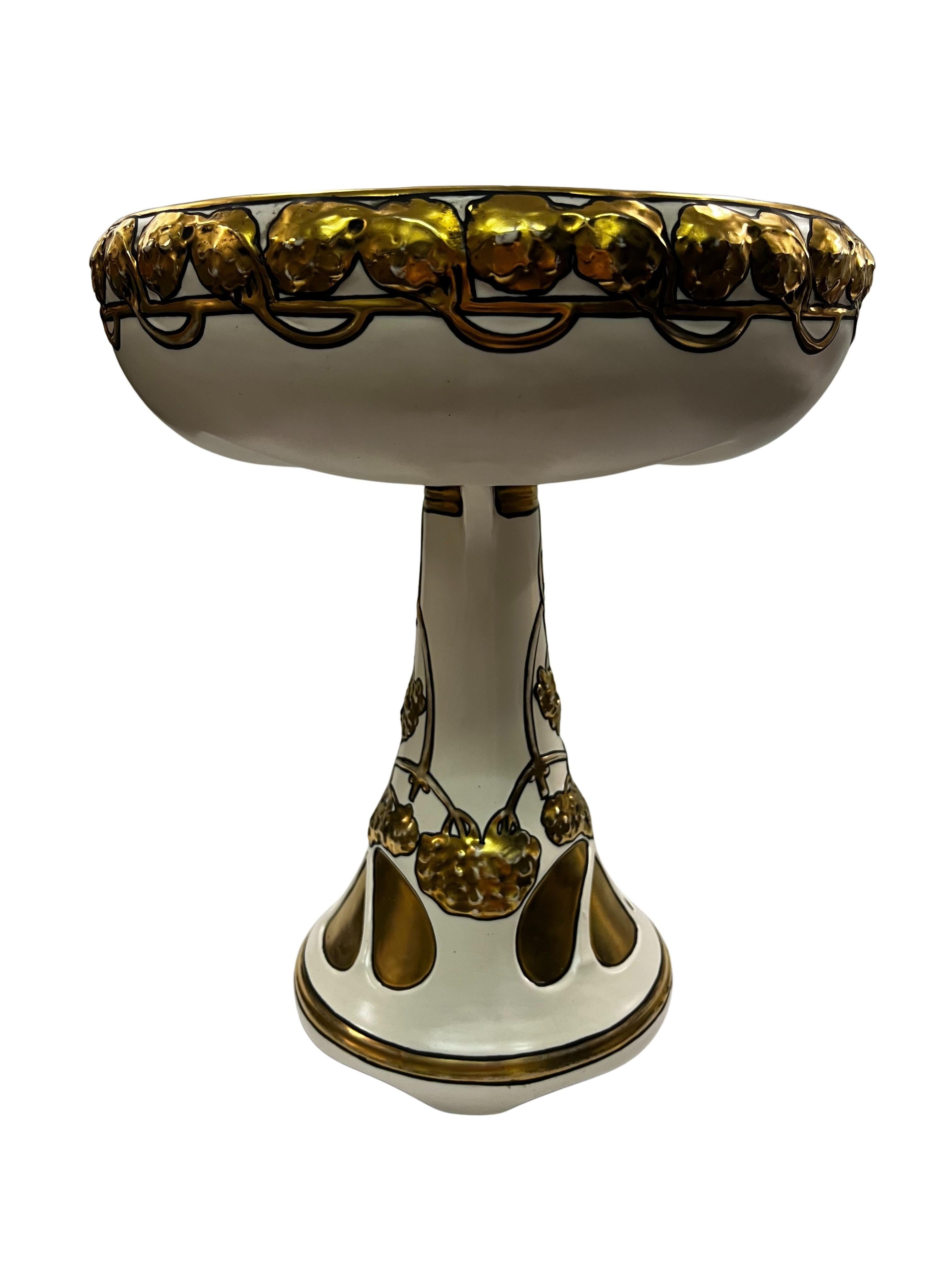 Spectaculaire centre de table, réalisé en céramique par le célèbre Julius Dressler, avec des motifs de marrons, vers 1900, en Bohemia / Autriche.

Ce fantastique objet de très grande taille est un exemple exceptionnel de l'exécution magistrale de