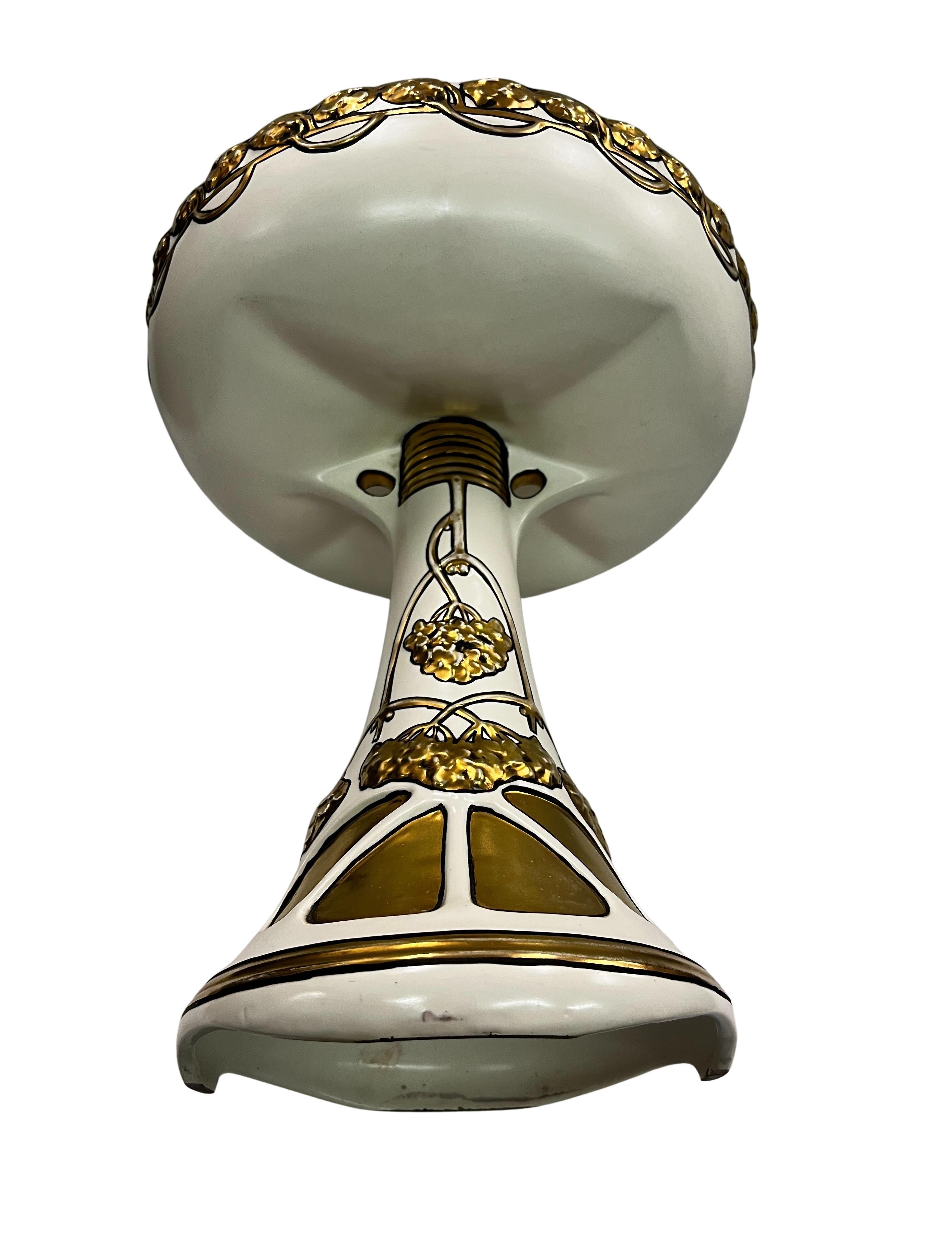 Fait main Spectaculaire grand centre de table, céramique, Julius Dressler, marron, 1900, Autriche en vente