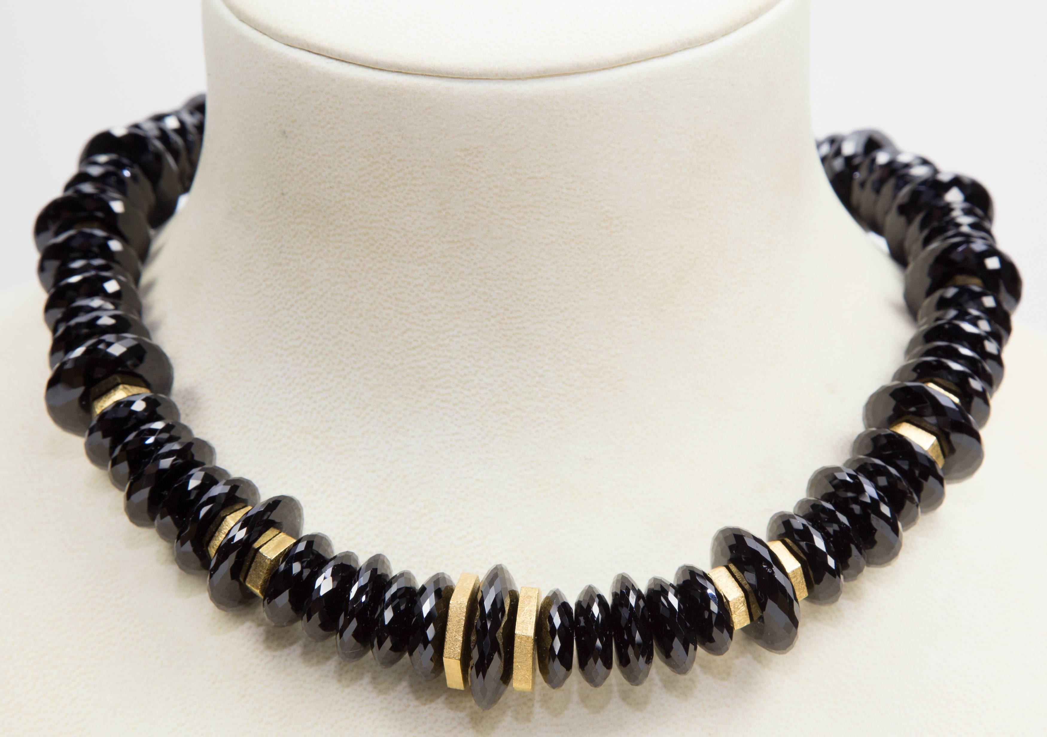 Des perles chatoyantes de haute qualité en forme de rondelles de spinelle noire taillées à facettes, entrecoupées de disques en argent sterling plaqué or et d'un fermoir unique en argent sterling doré, donnent à ce collier simple et étonnant une