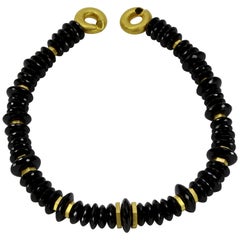 Spektakuläre schwarze Statement-Halskette mit facettierter Spinellperle aus vergoldetem Silber