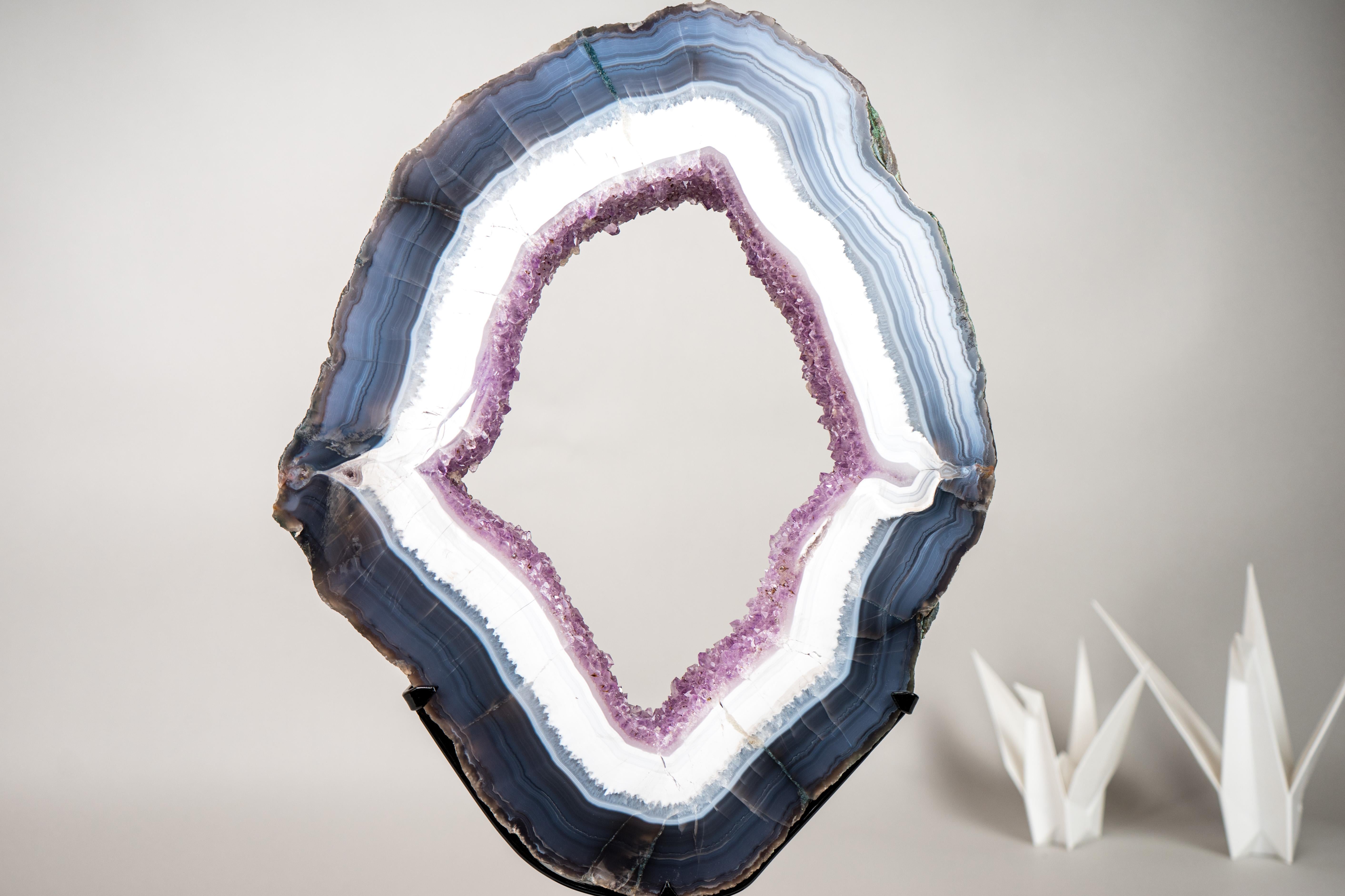 Rodaja de geoda de ágata encaje blanca y azul con drusa amatista rosa púrpura

▫️ Descripción

Lo que empezó como una geoda de ágata de origen ético se transformó al cortar una rodaja, dando vida a esta rodaja de geoda de ágata en bandas y revelando