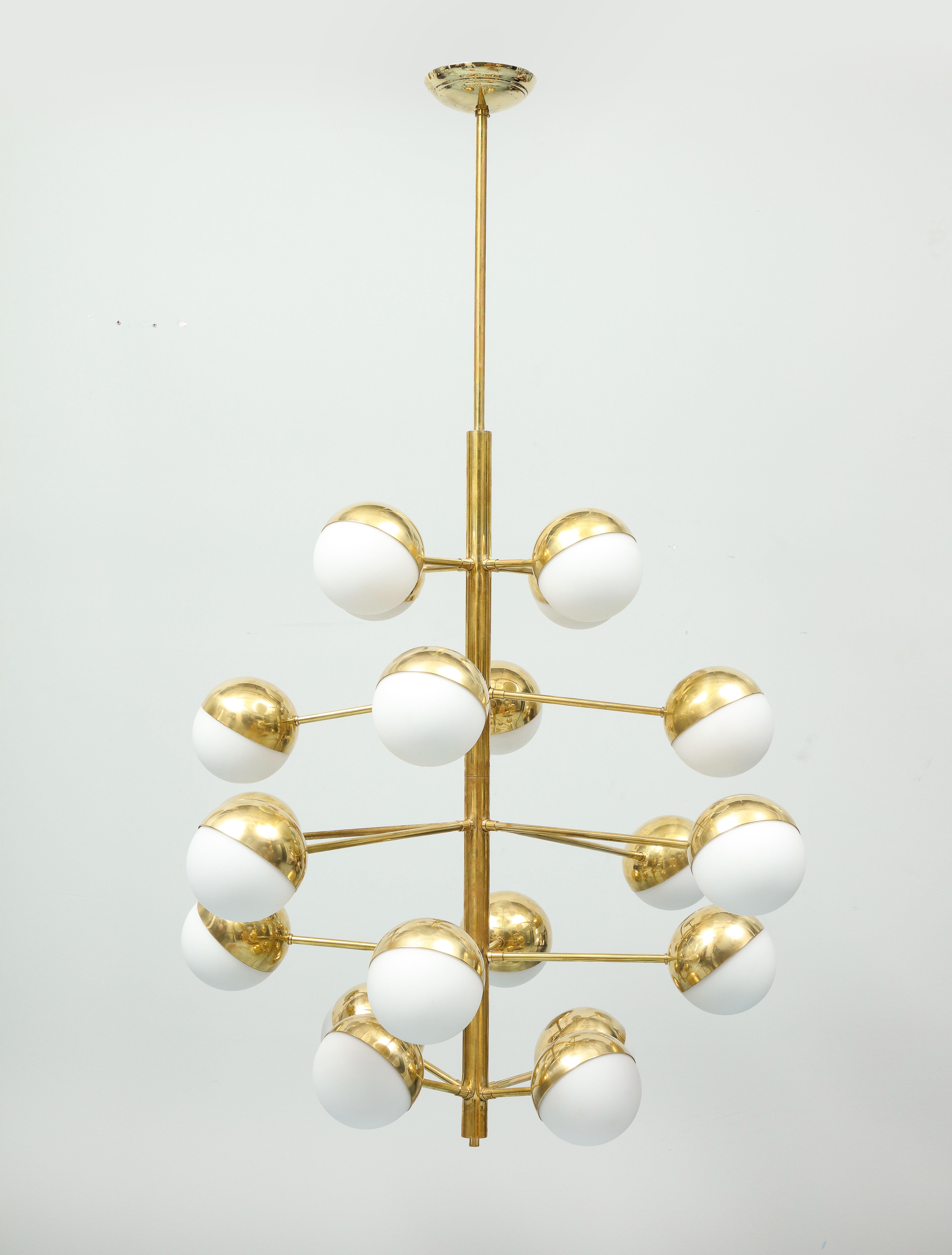 Questo  lampadario  ha 20 luci. È stato cablato in America. Ogni globo è composto da una mezza sfera in ottone e opalina. Il baldacchino e l'ottone sono stati rifiniti professionalmente e non si tratta di una riproduzione, ma dell'epoca in cui