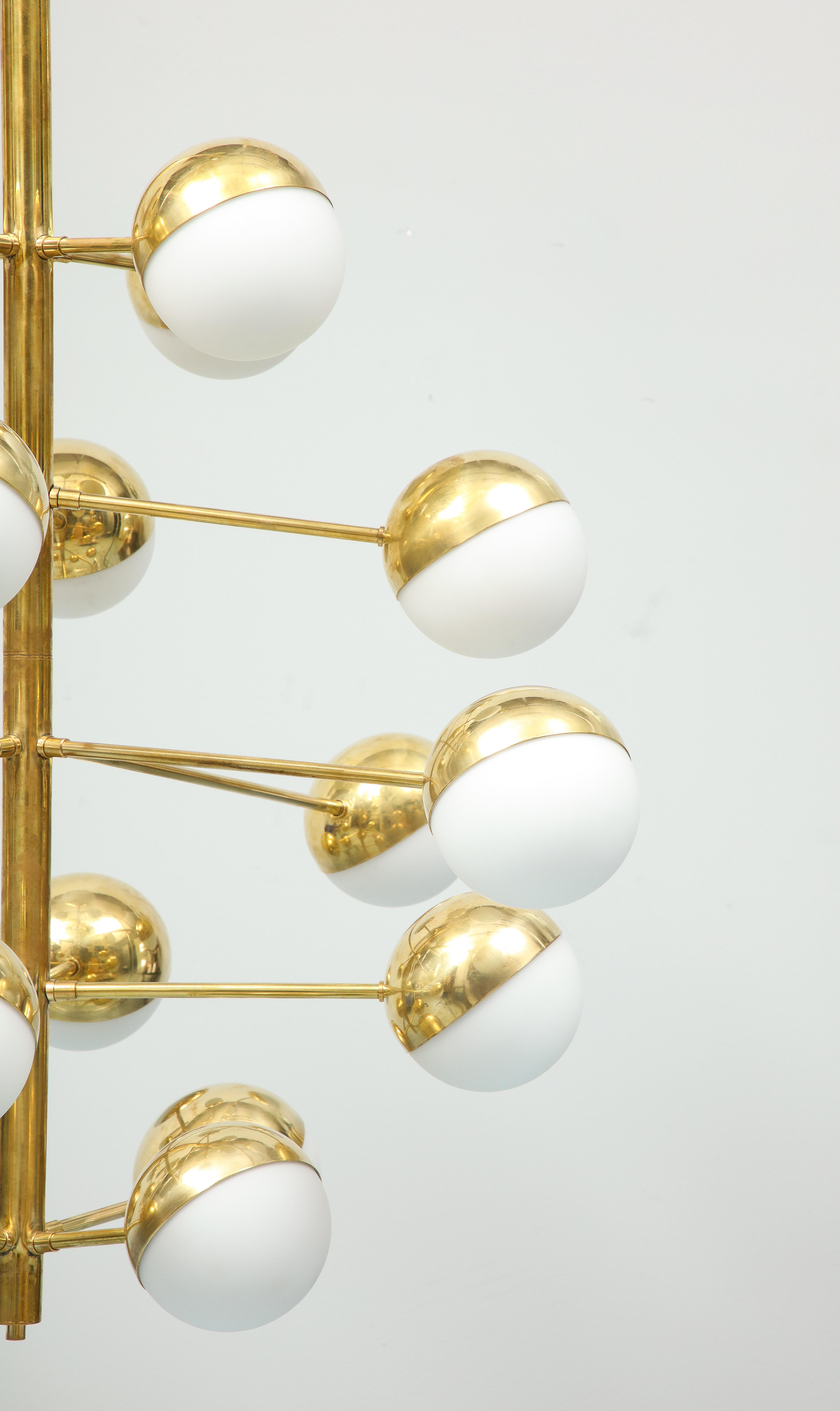 Mid-Century moderno Spettacolare ottone e opalina  Ciondolo in vendita
