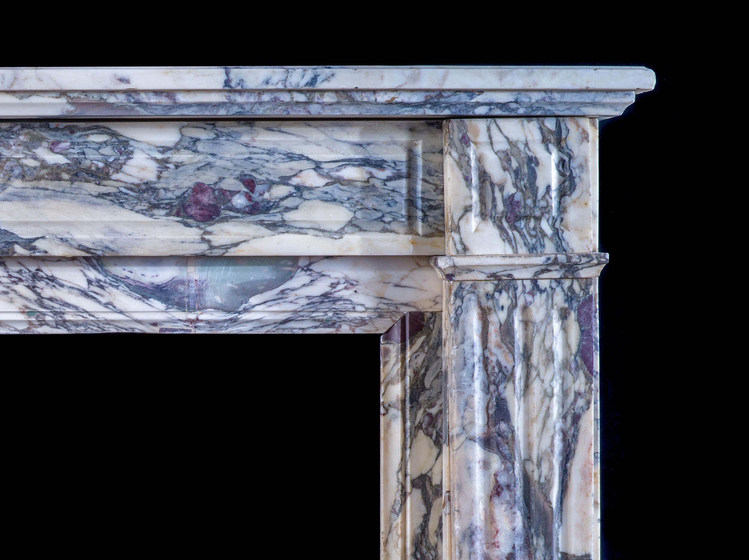 Français Spectaculaire cheminée en marbre Breche Violette Louis XVI