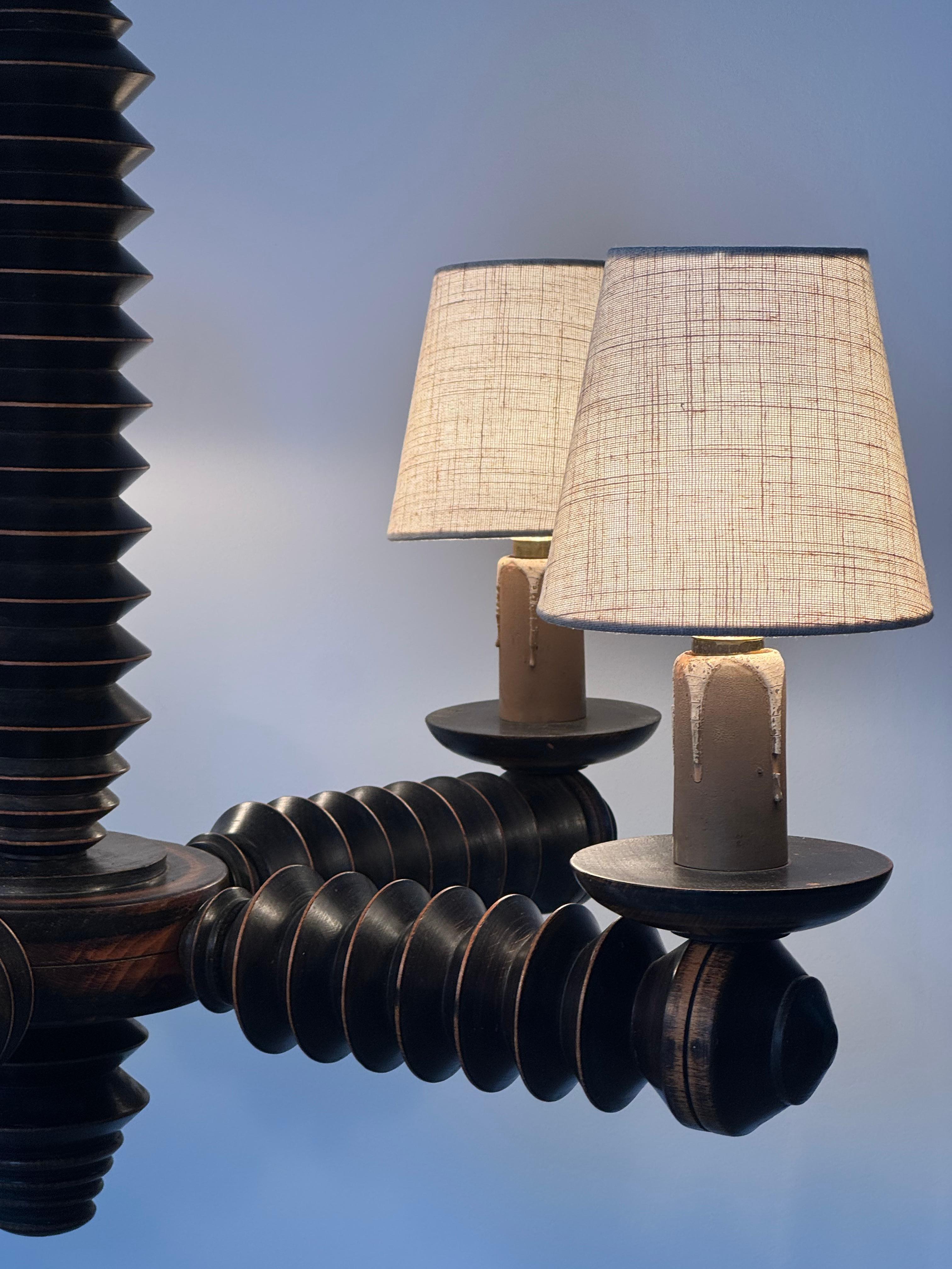 Spettacolare lampadario brutalista in legno tornito di Charles Dudouyt, Francia, anni '40 in vendita 3