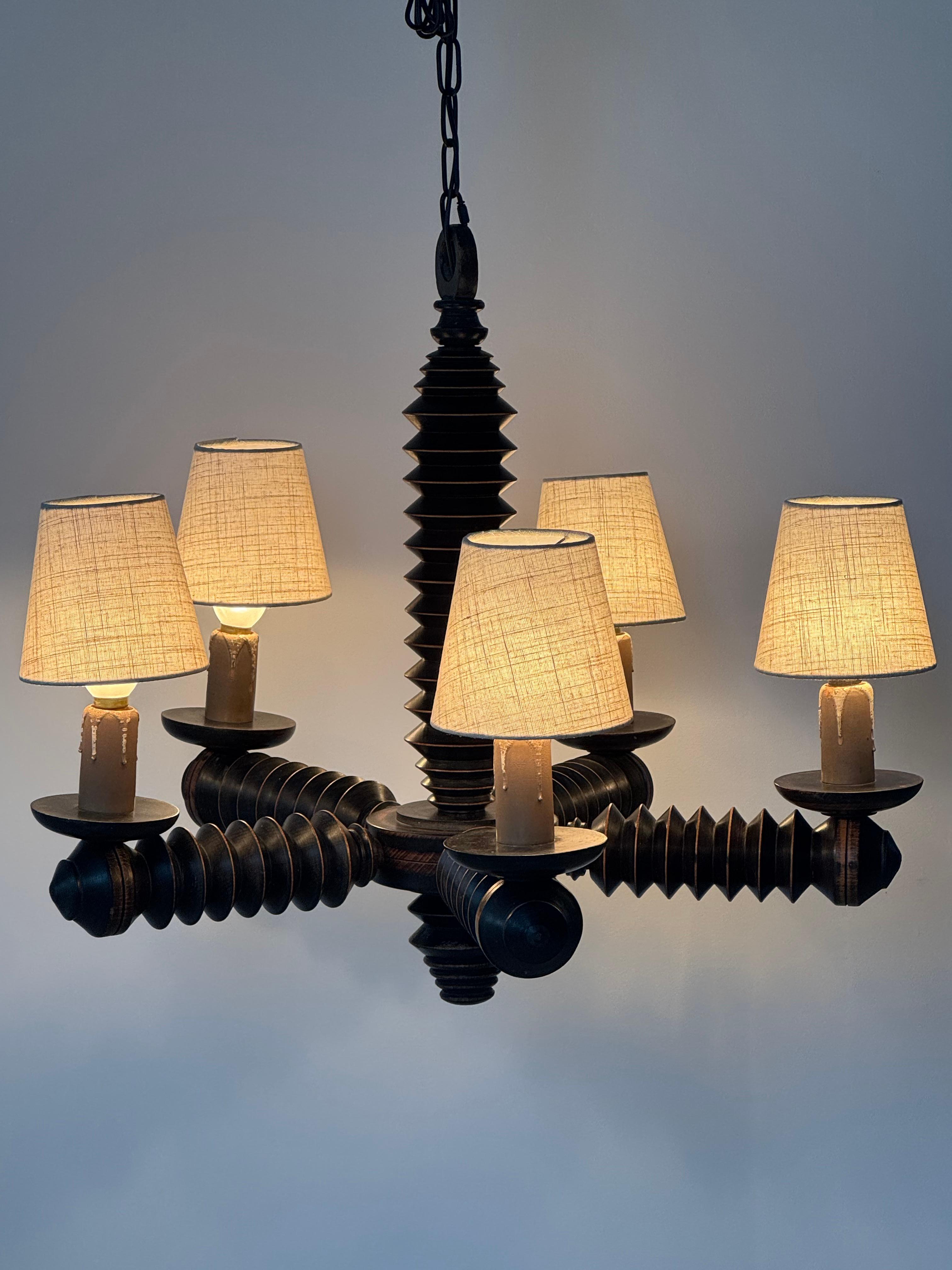 Spettacolare lampadario brutalista in legno tornito di Charles Dudouyt, Francia, anni '40 in vendita 4