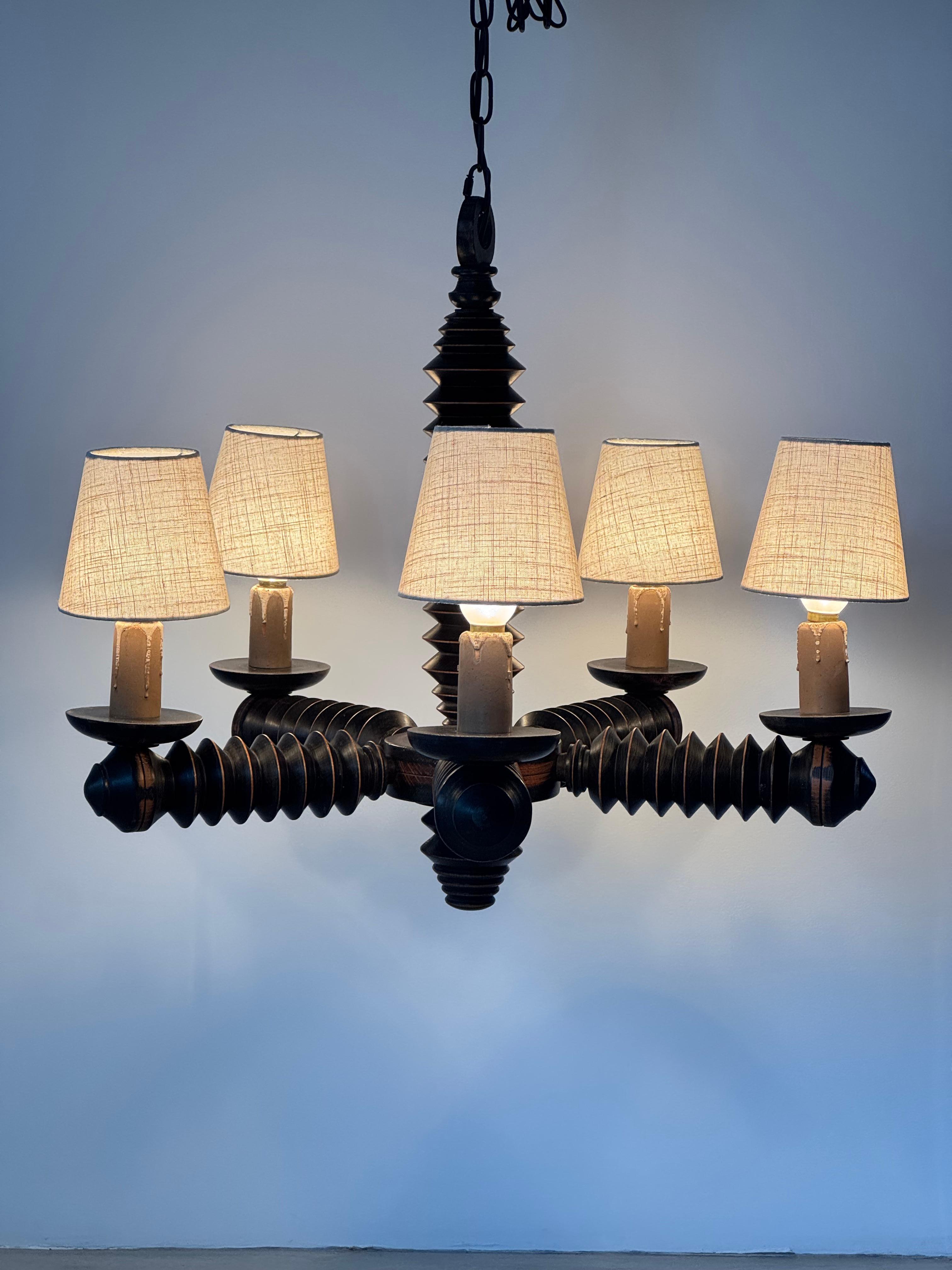 Spettacolare lampadario brutalista in legno tornito di Charles Dudouyt, Francia, anni '40 in vendita 6