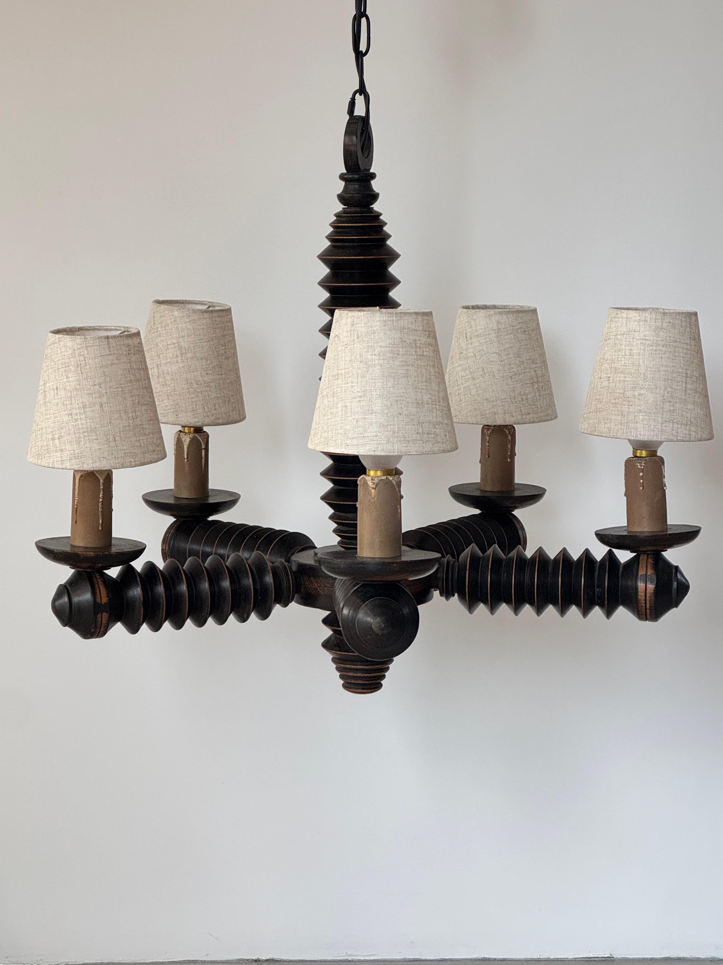 Spettacolare lampadario brutalista in legno tornito di Charles Dudouyt, Francia, anni '40 in vendita 7