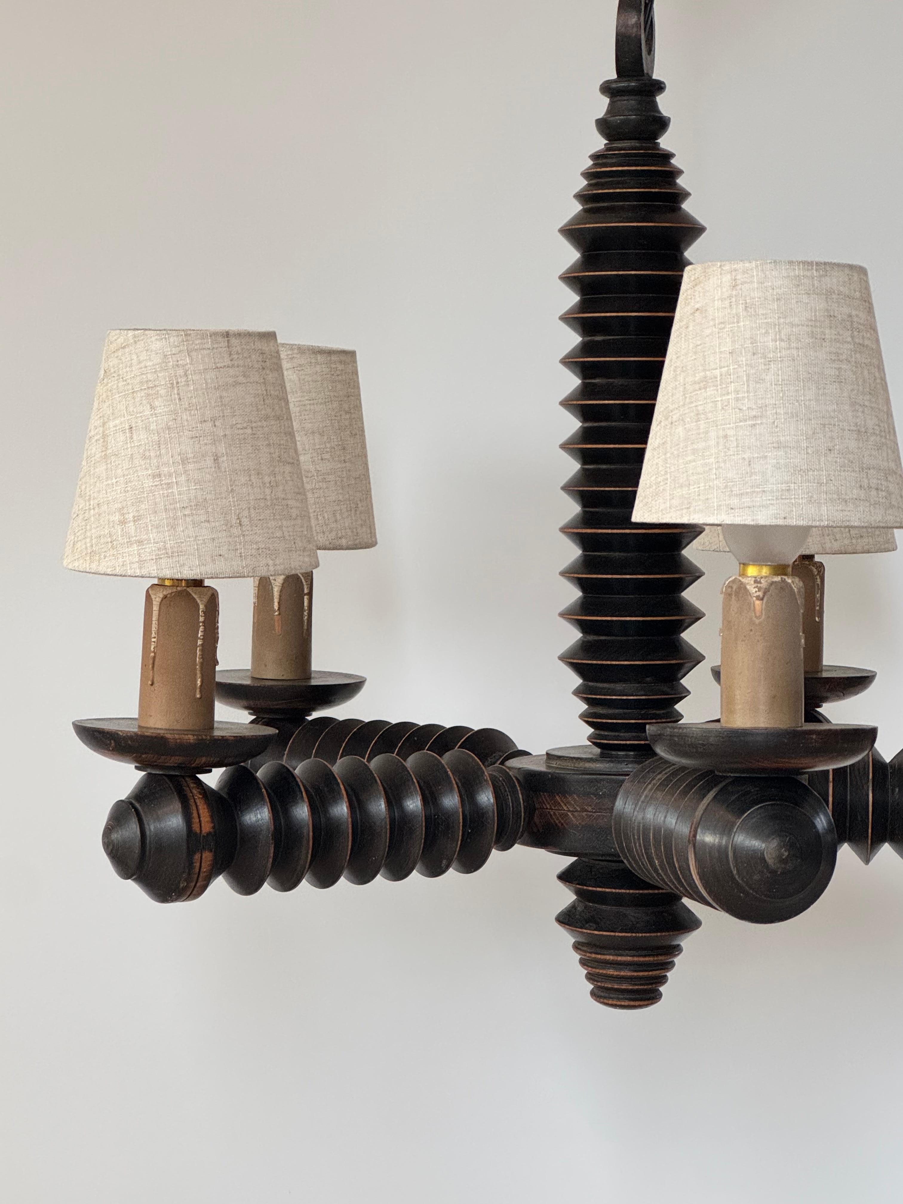 Spettacolare lampadario brutalista in legno tornito di Charles Dudouyt, Francia, anni '40 in vendita 8