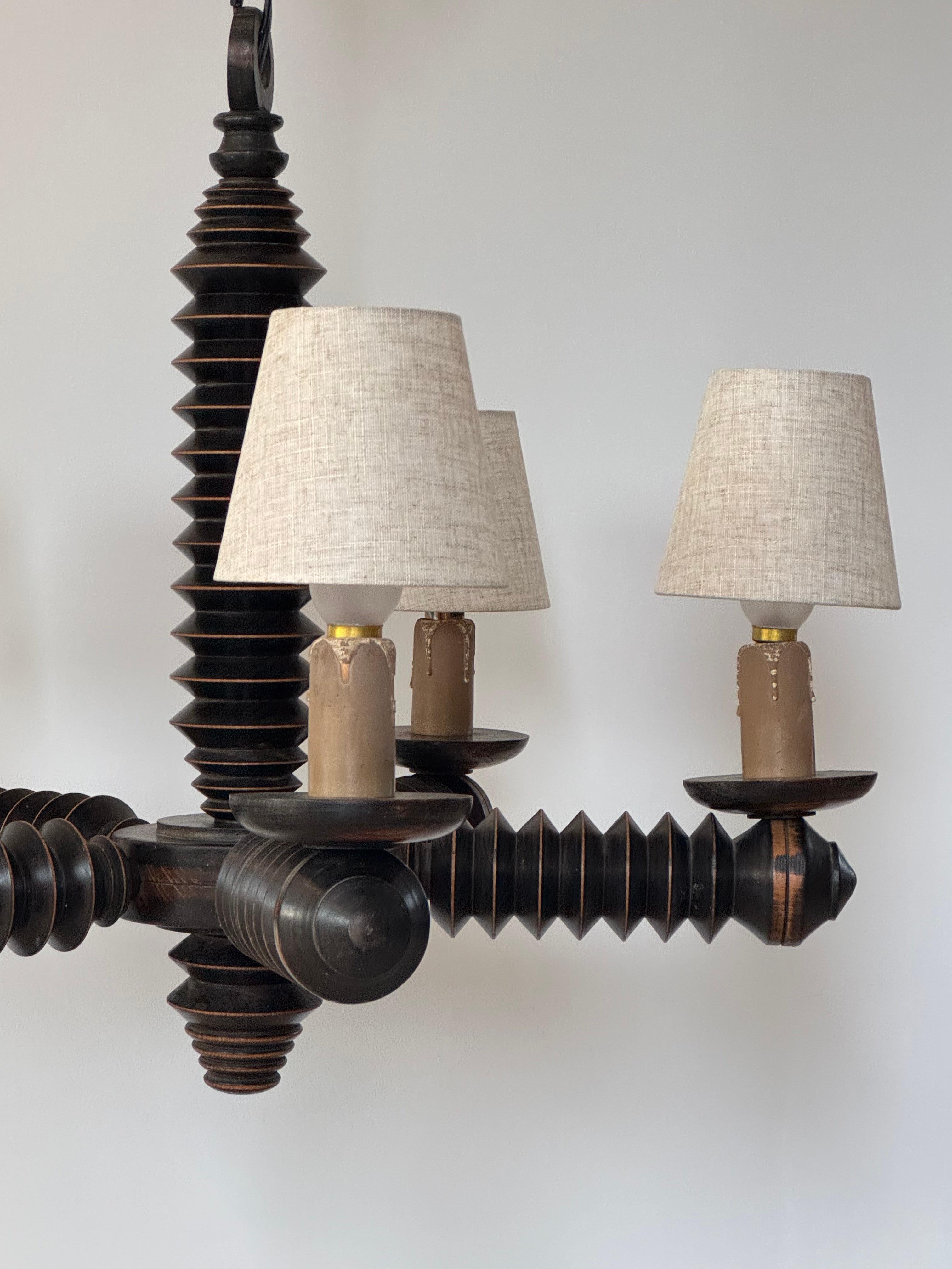 Spettacolare lampadario brutalista in legno tornito di Charles Dudouyt, Francia, anni '40 in vendita 9