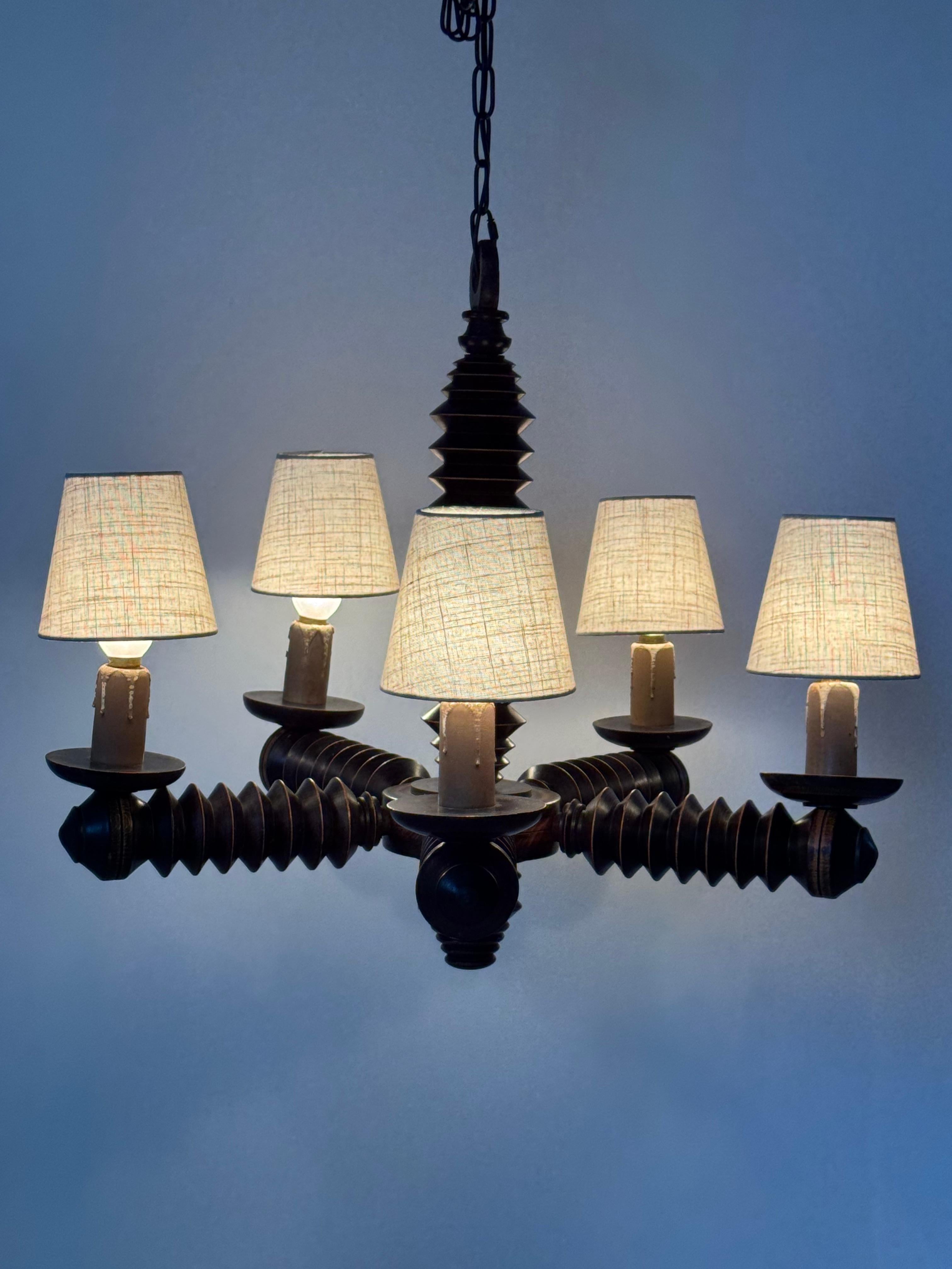 Un pezzo forte della storia del design francese

Un raro e spettacolare lampadario a cinque luci del celebre designer e decoratore francese Charles Dudouyt (1885-1946), realizzato nel 1940 circa. Questo apparecchio incarna perfettamente lo stile