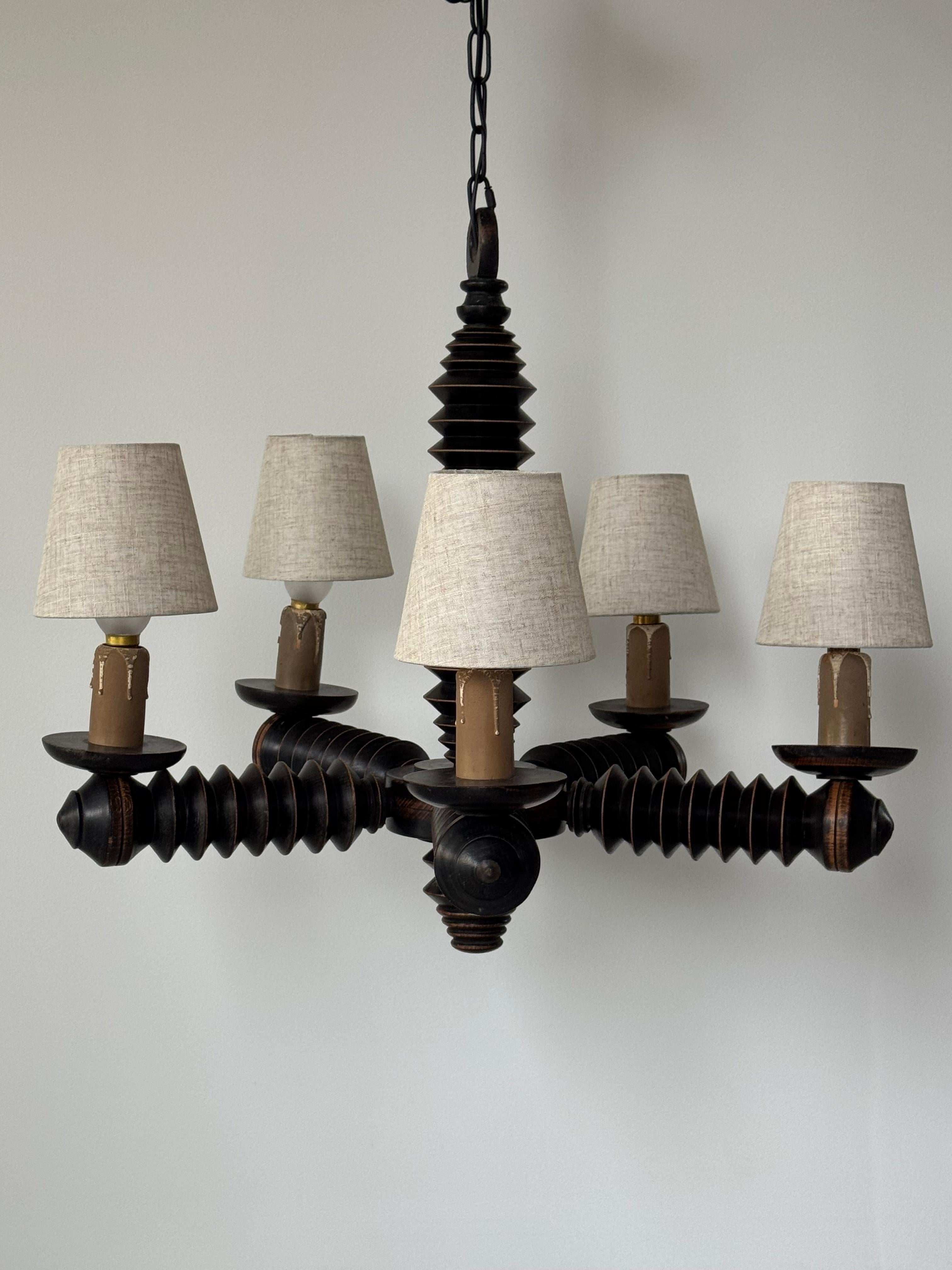Arts and Crafts Spettacolare lampadario brutalista in legno tornito di Charles Dudouyt, Francia, anni '40 in vendita