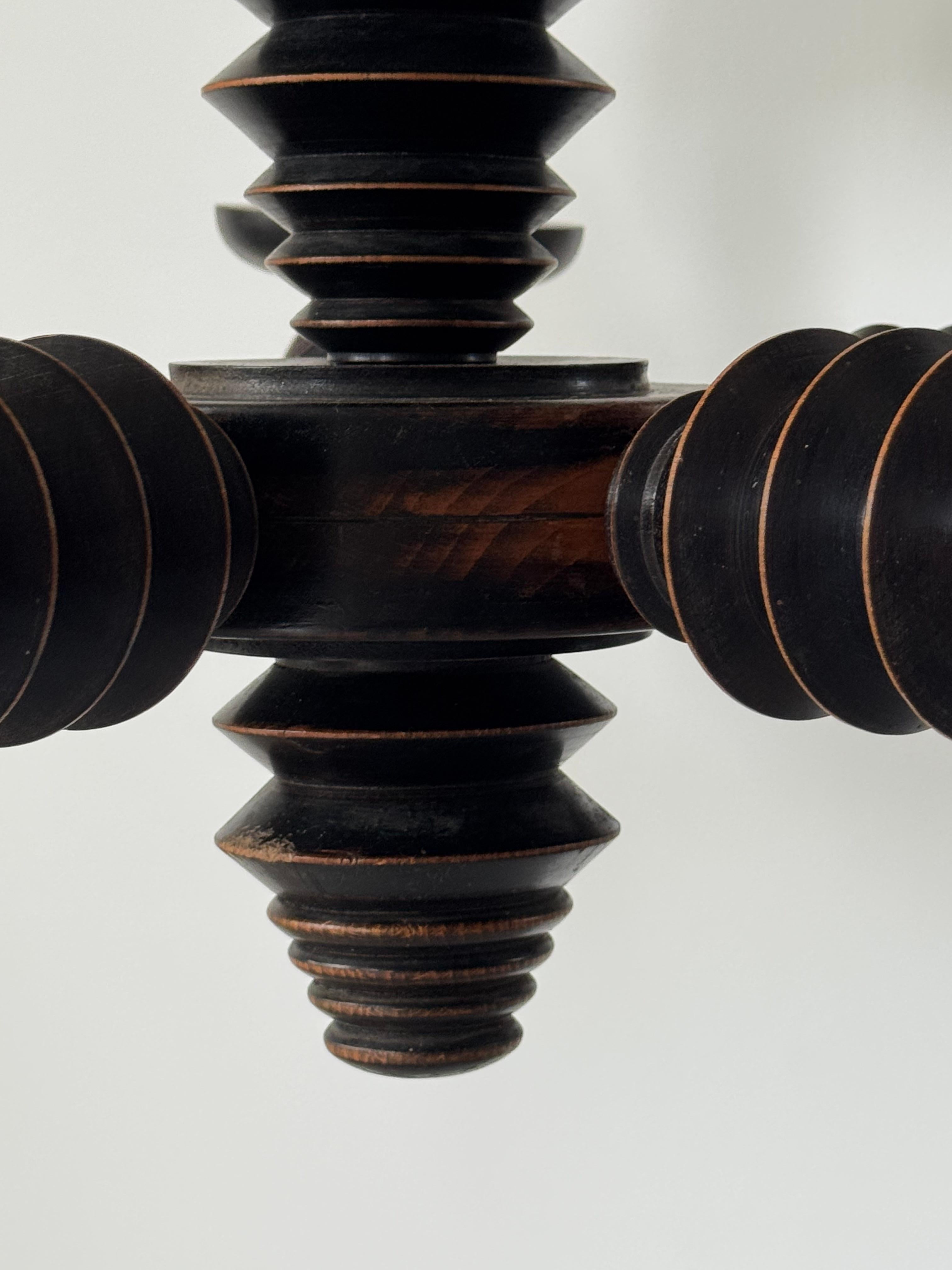 Francese Spettacolare lampadario brutalista in legno tornito di Charles Dudouyt, Francia, anni '40 in vendita