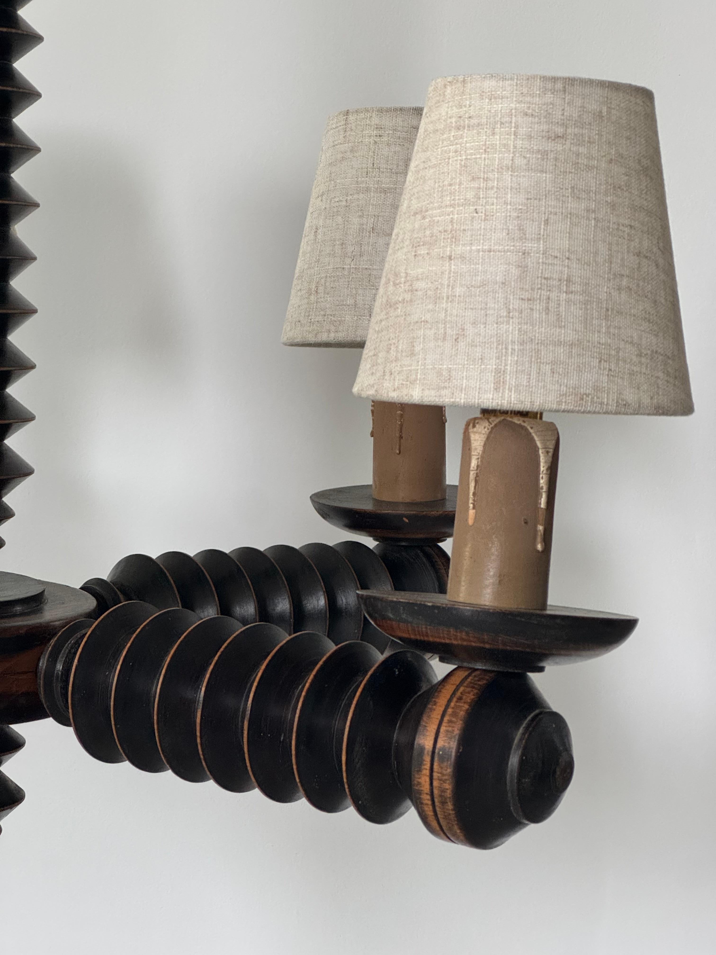 Spettacolare lampadario brutalista in legno tornito di Charles Dudouyt, Francia, anni '40 In condizioni buone in vendita a leucate, FR