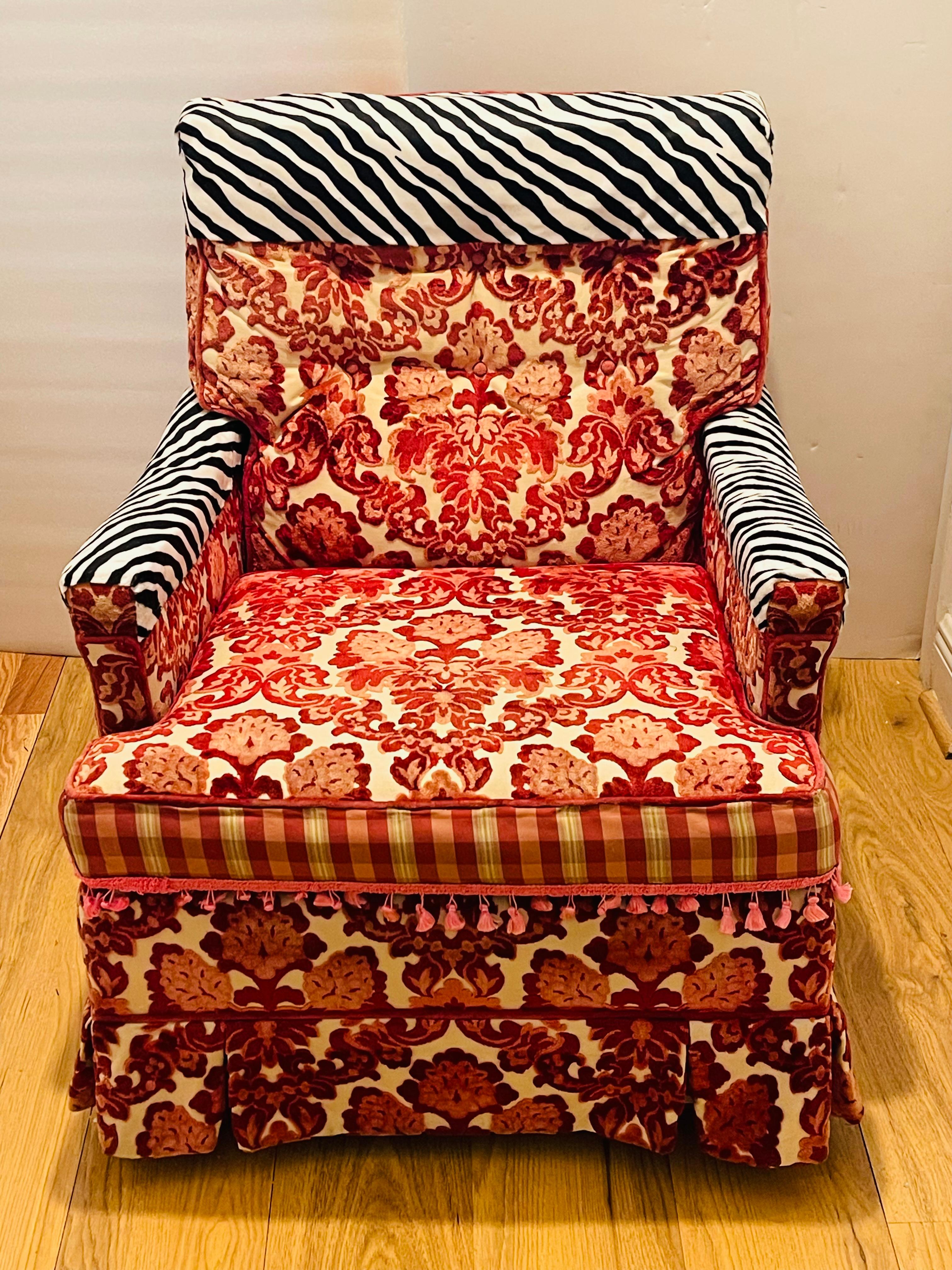 Espectacular sillón vintage de estilo neobarroco revival en terciopelo floral de corte burdeos con añadidos rediseñados .