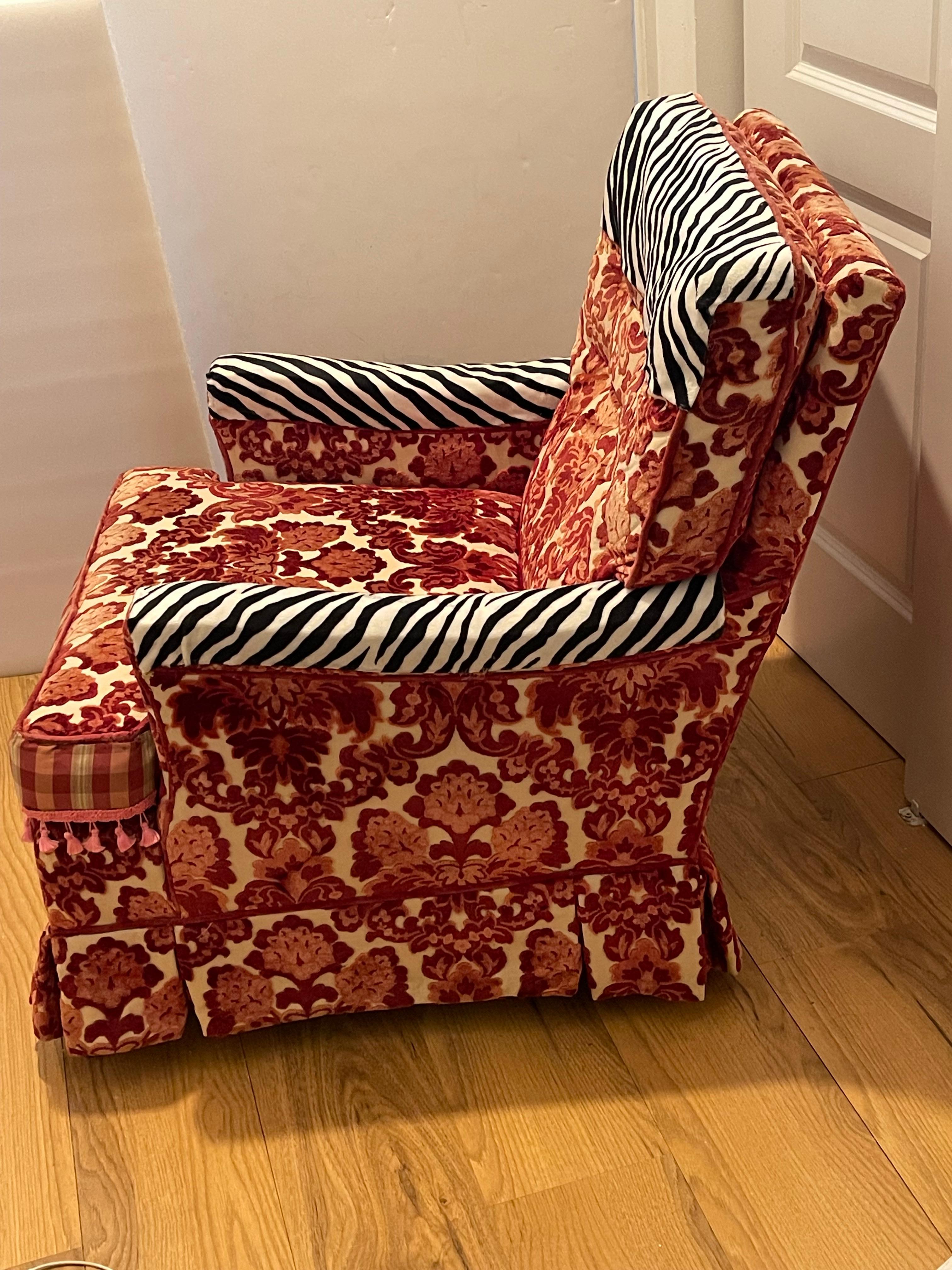 Espectacular Sillón de Terciopelo Borgoña Estilo Neobarroco Estadounidense en venta