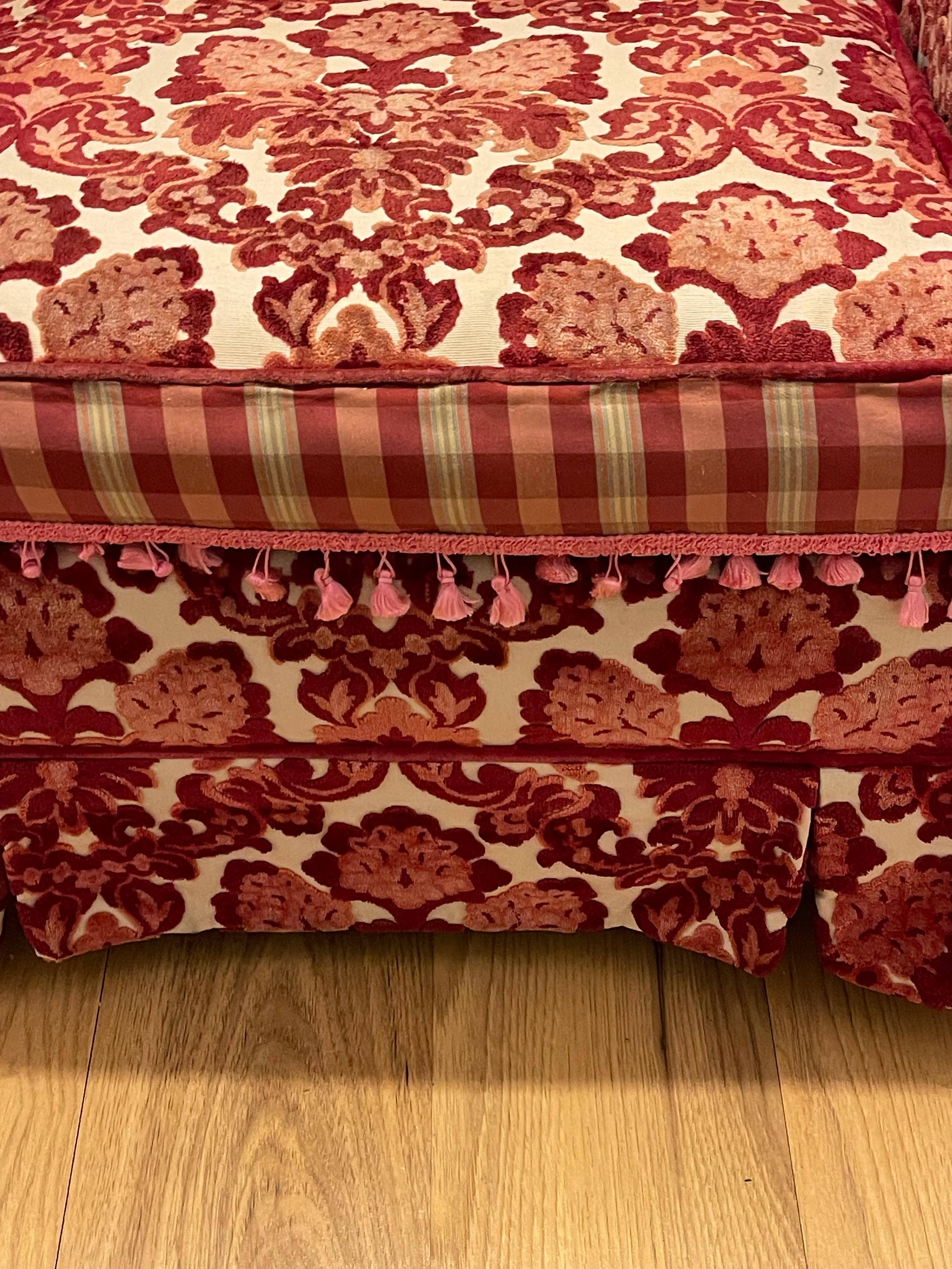 Espectacular Sillón de Terciopelo Borgoña Estilo Neobarroco en Bueno estado para la venta en Boca Raton, FL