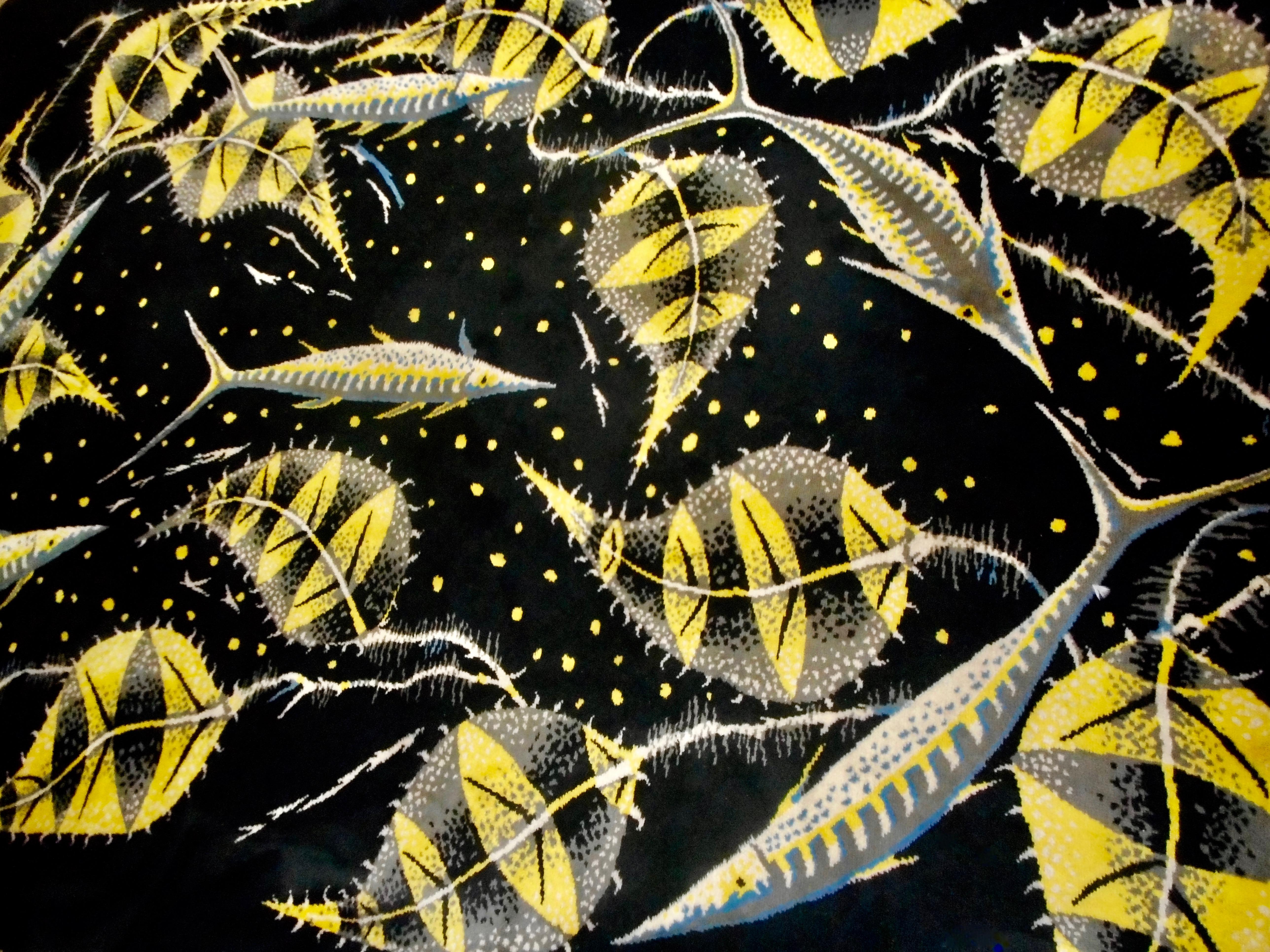 Tapis rare et coloré, fond noir, motif jaune, bleu et grège.
Signé par le célèbre artiste belge Edmont Dubrunfaut,
Vers 1950.