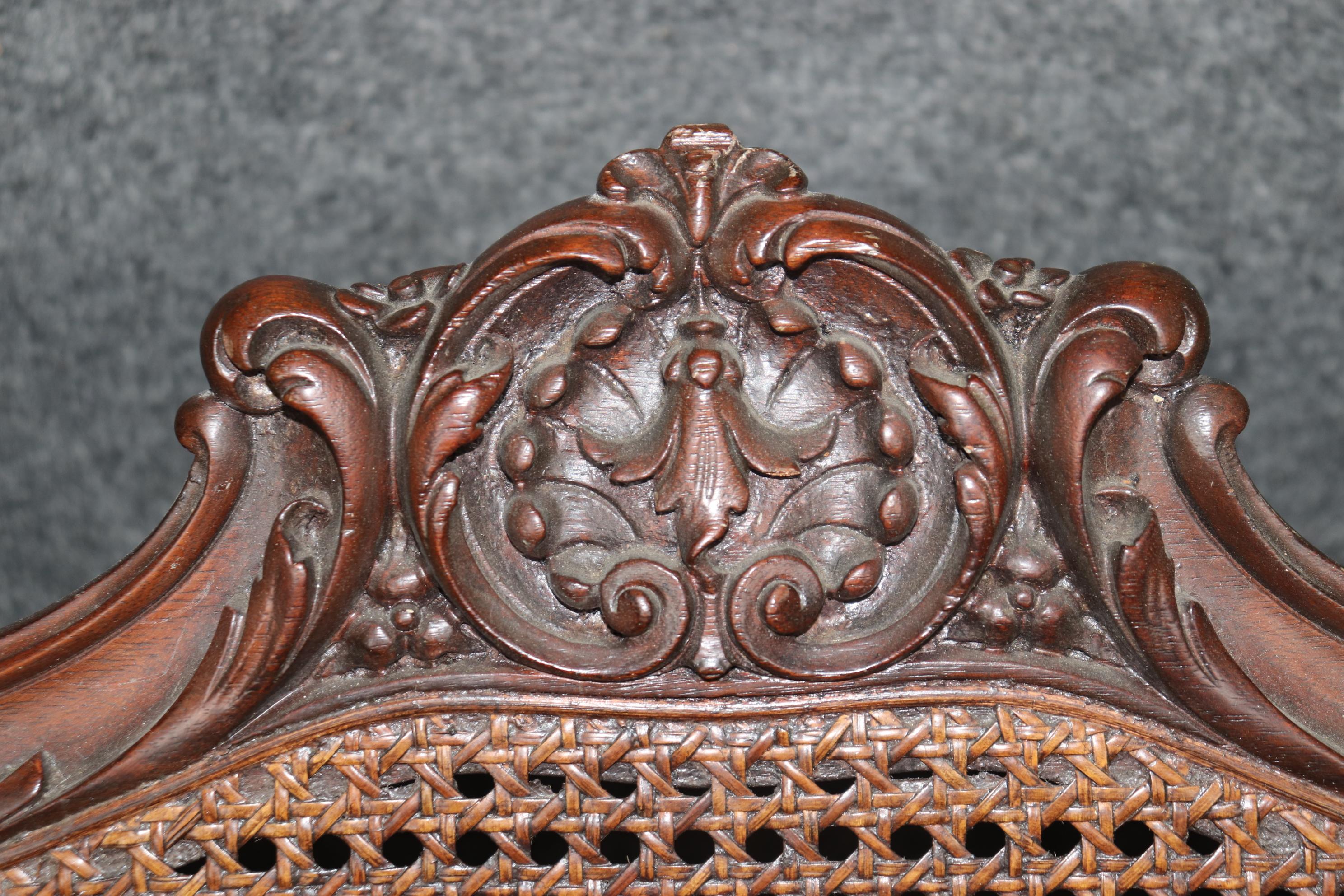 Georgien Spectaculaire canapé géorgien anglais sculpté, tapissé de damas et d'acajou en vente
