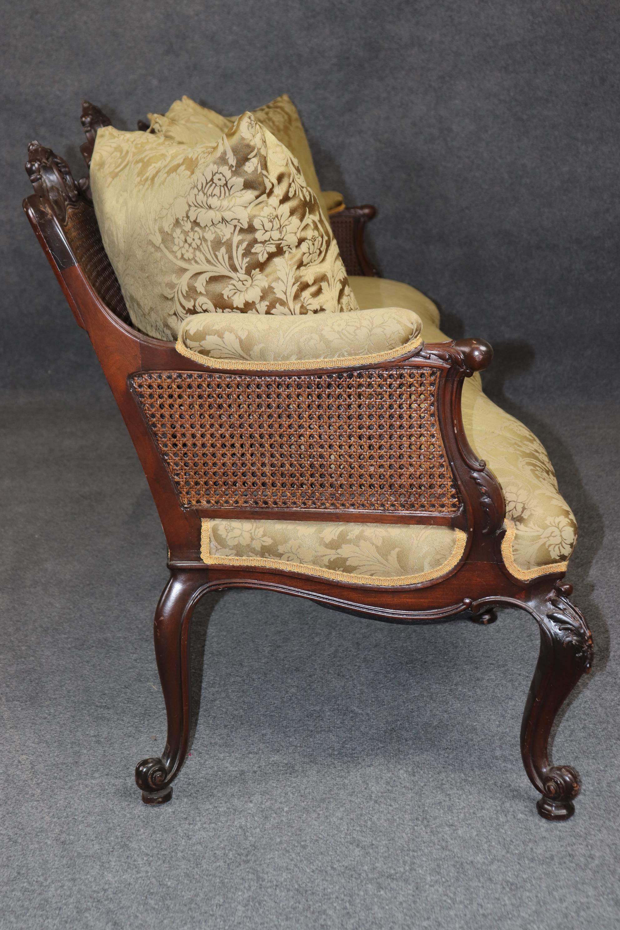 Anglais Spectaculaire canapé géorgien anglais sculpté, tapissé de damas et d'acajou en vente