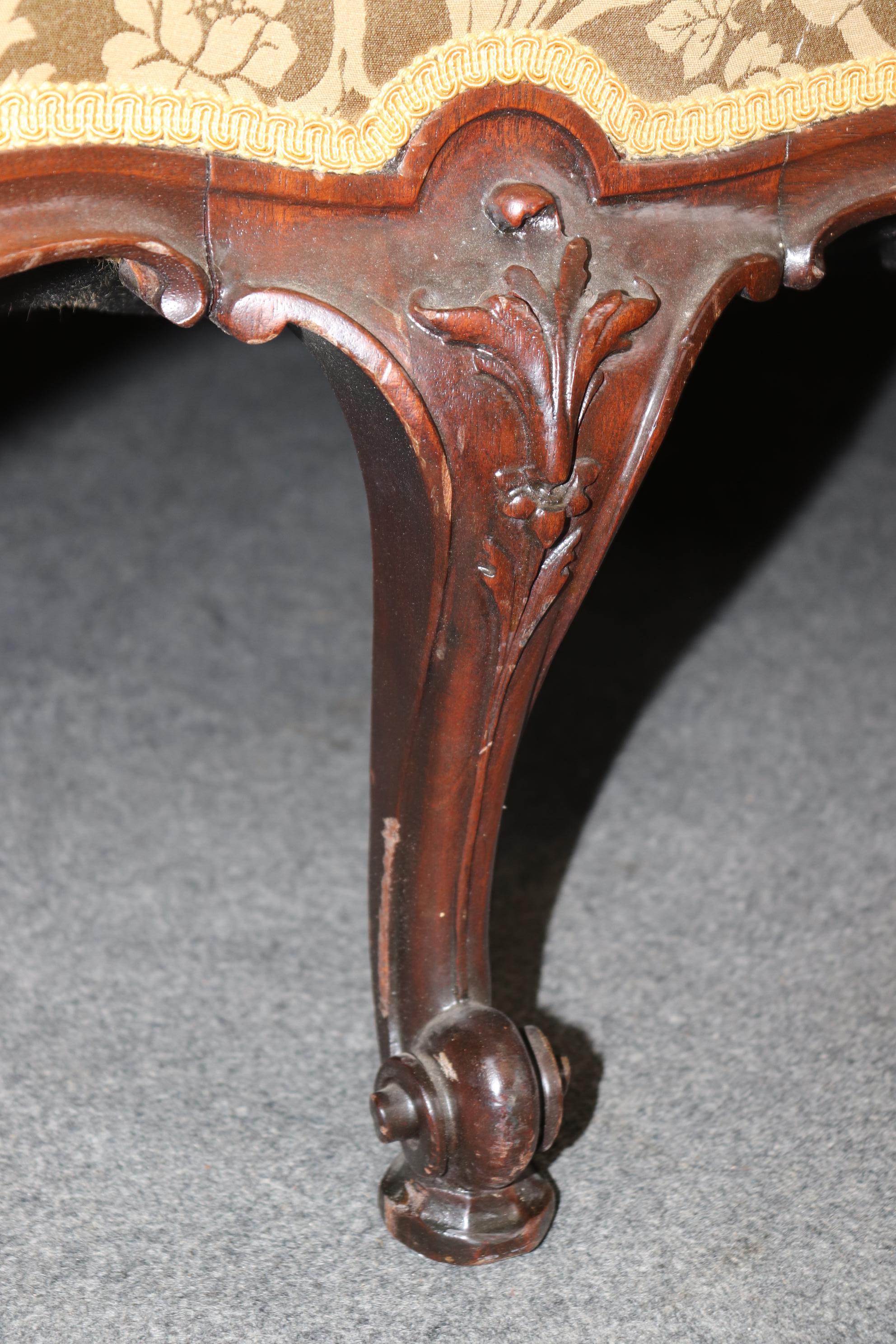 Spectaculaire canapé géorgien anglais sculpté, tapissé de damas et d'acajou en vente 1
