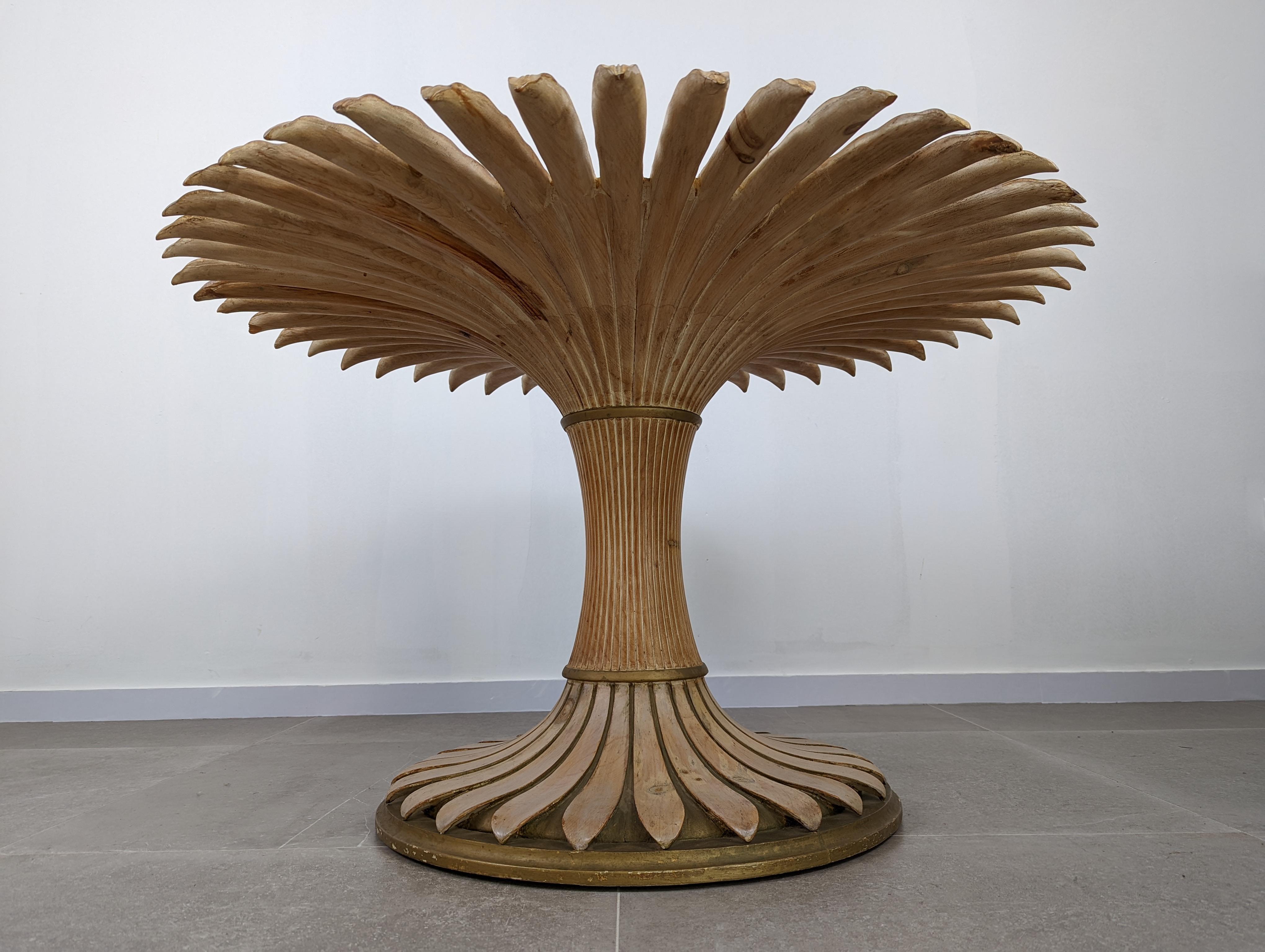 Magnificent sculptural round table in the shape of a palm tree made of carved wood and gold details. From Italy by Chelini Florence from the 1970s.