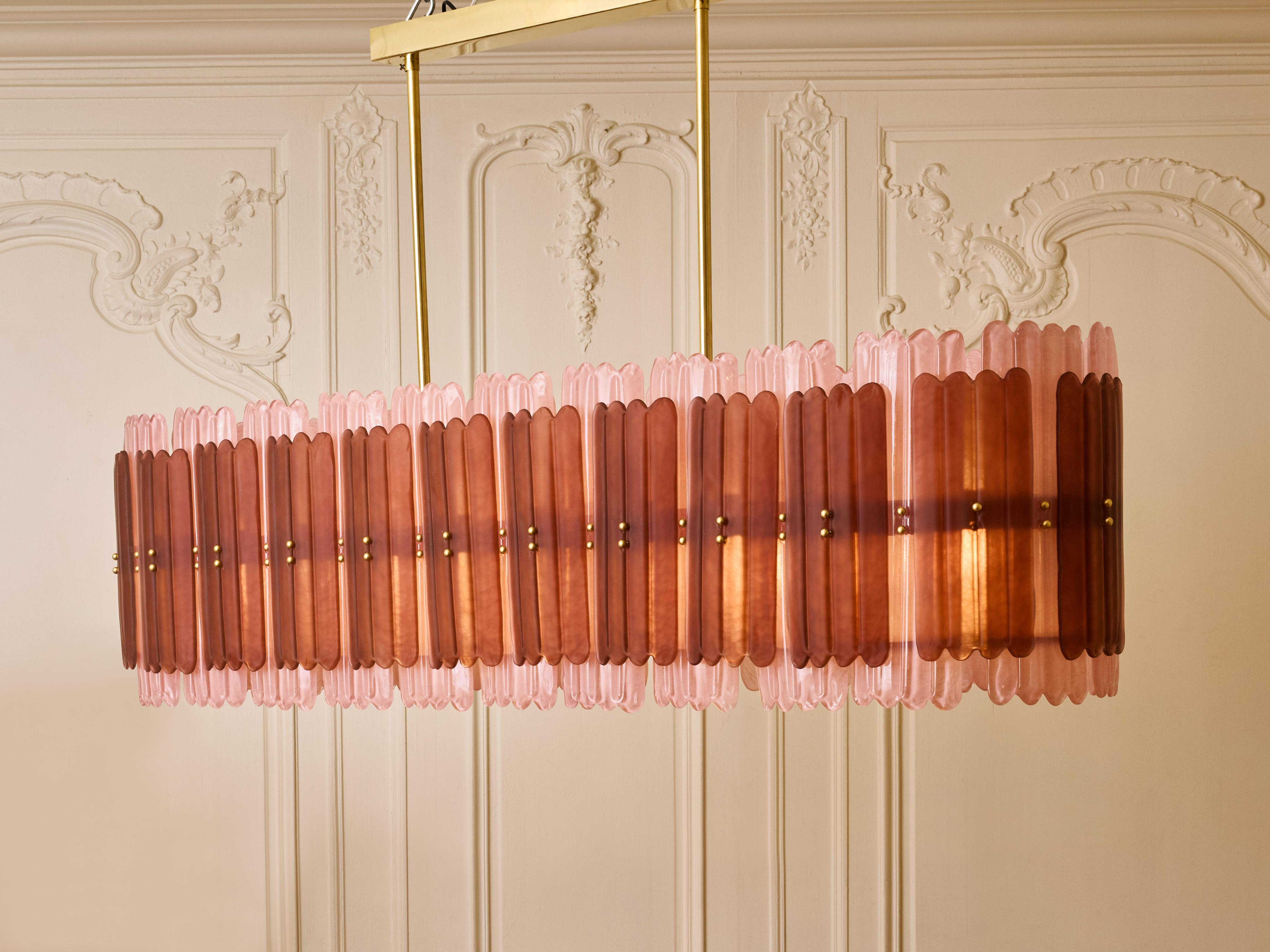 Superb long chandelier with a brass structure, and pink tinted Murano glass.
Creation by Studio Glustin.
Italy, 2025.
