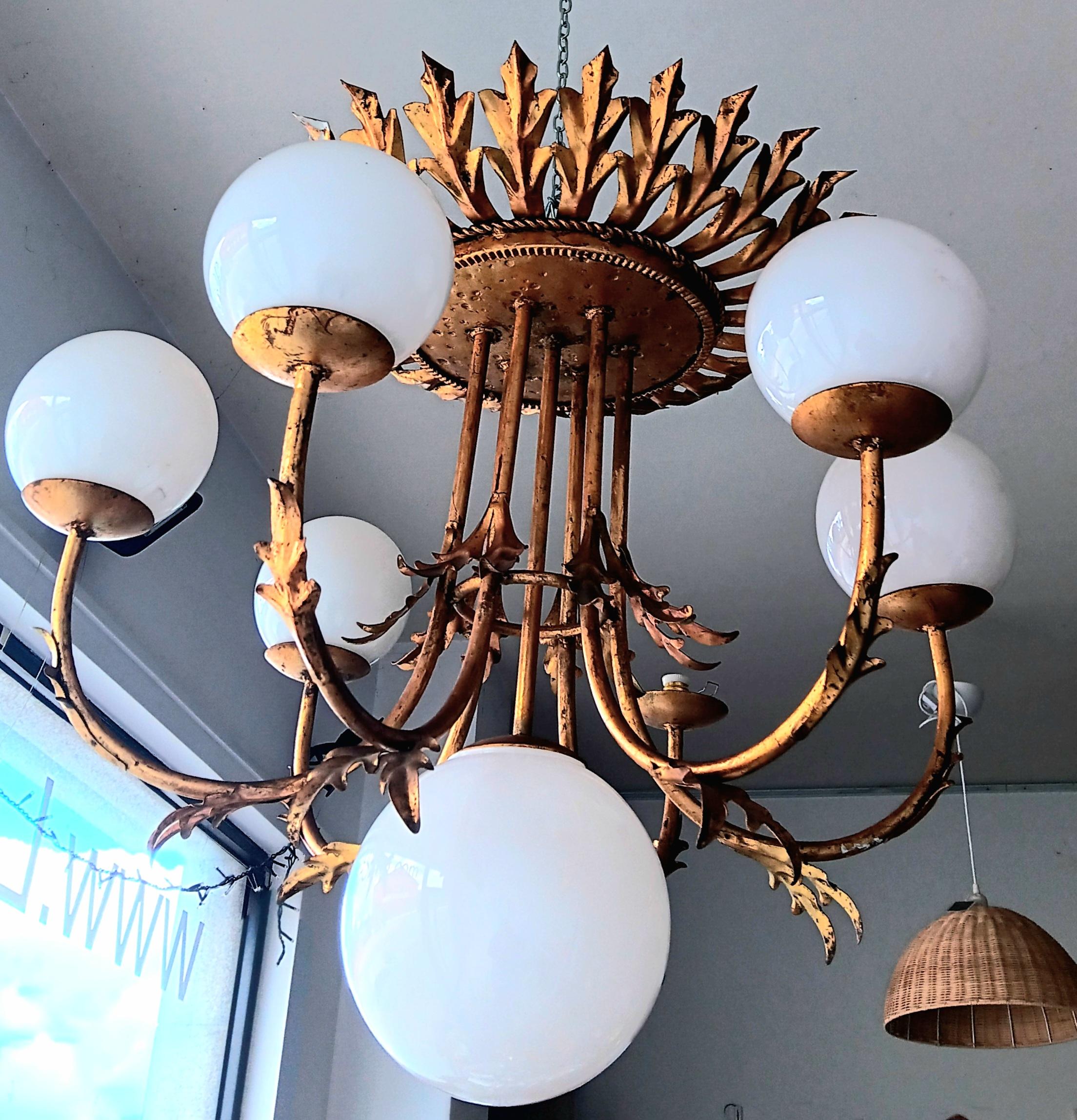 Exceptional piece, far superior to the average lamp of this style, this is a higher level
It is not a common lamp like other leaf lamps that were made in Spain or France . This lamp is of a superior category and is very rare, not unique but very,