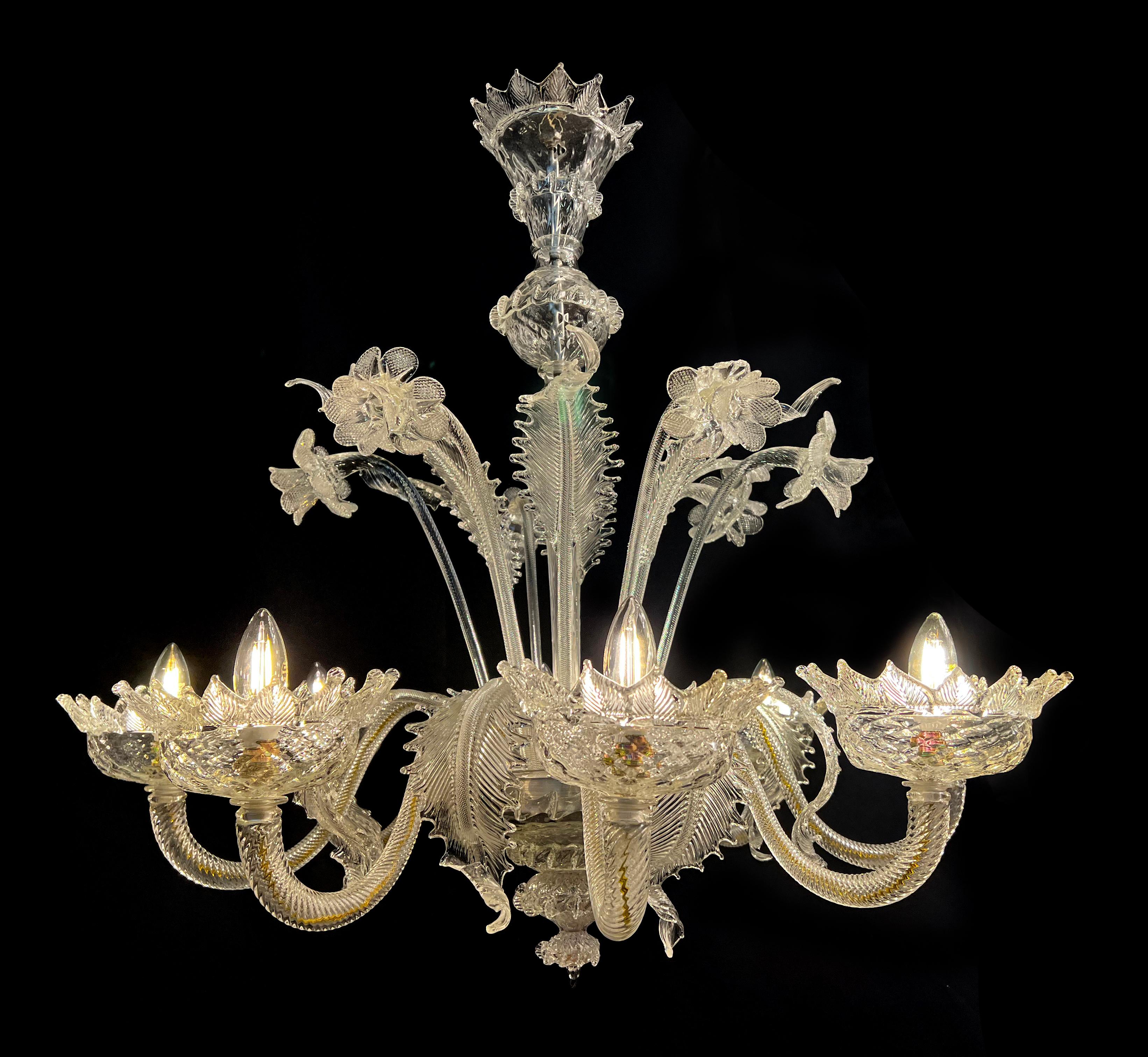 Made by a Murano artisan on the occasion of the coronation of Queen Elizabeth II. 8 cups in the shape of a crown lend majesty to the brilliance of the glass. 
8 lights e14
6 flowers
14 leaves