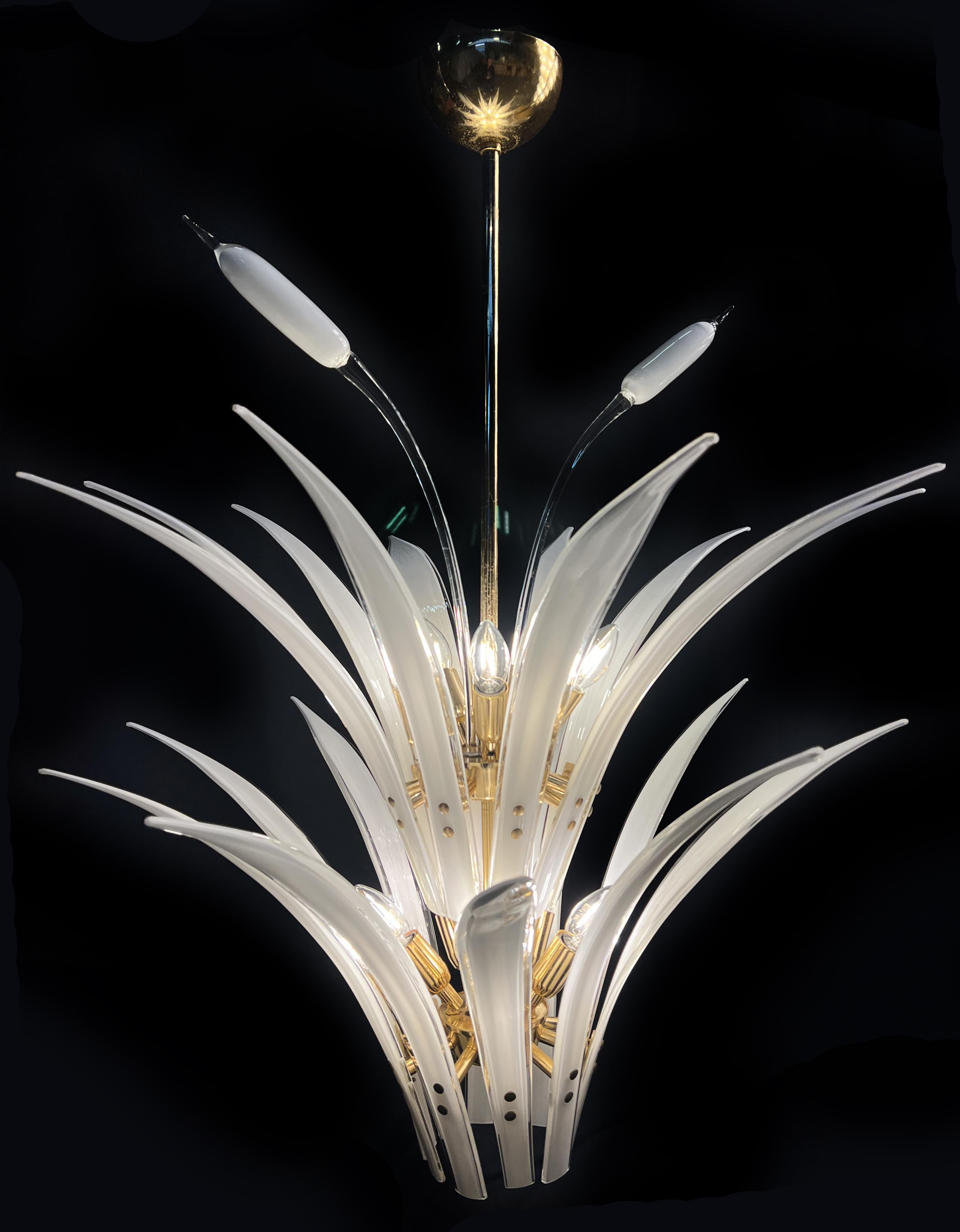 The chandelier consist of 20 palm leaves,
10 lights e14
3 flowers
20 leaves 46 cm.