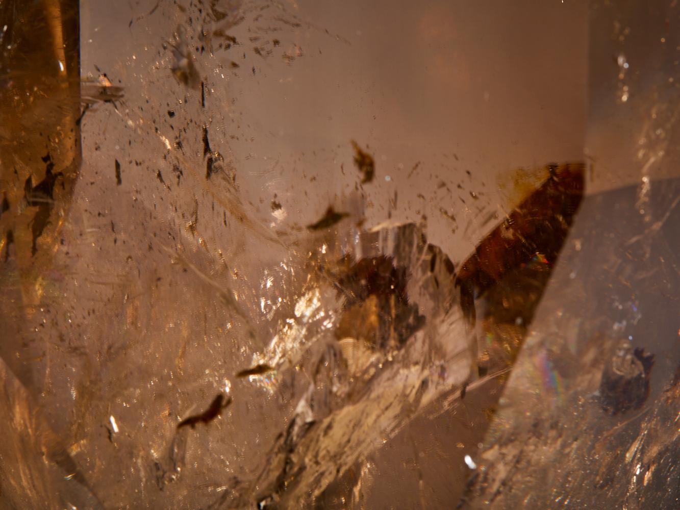 Ammira questo citrino lucido mozzafiato proveniente dal Brasile, una vera meraviglia dell'arte naturale. Questo splendido esemplare vanta una notevole trasparenza, che lascia trasparire le ricche tonalità brune, splendidamente accentuate da