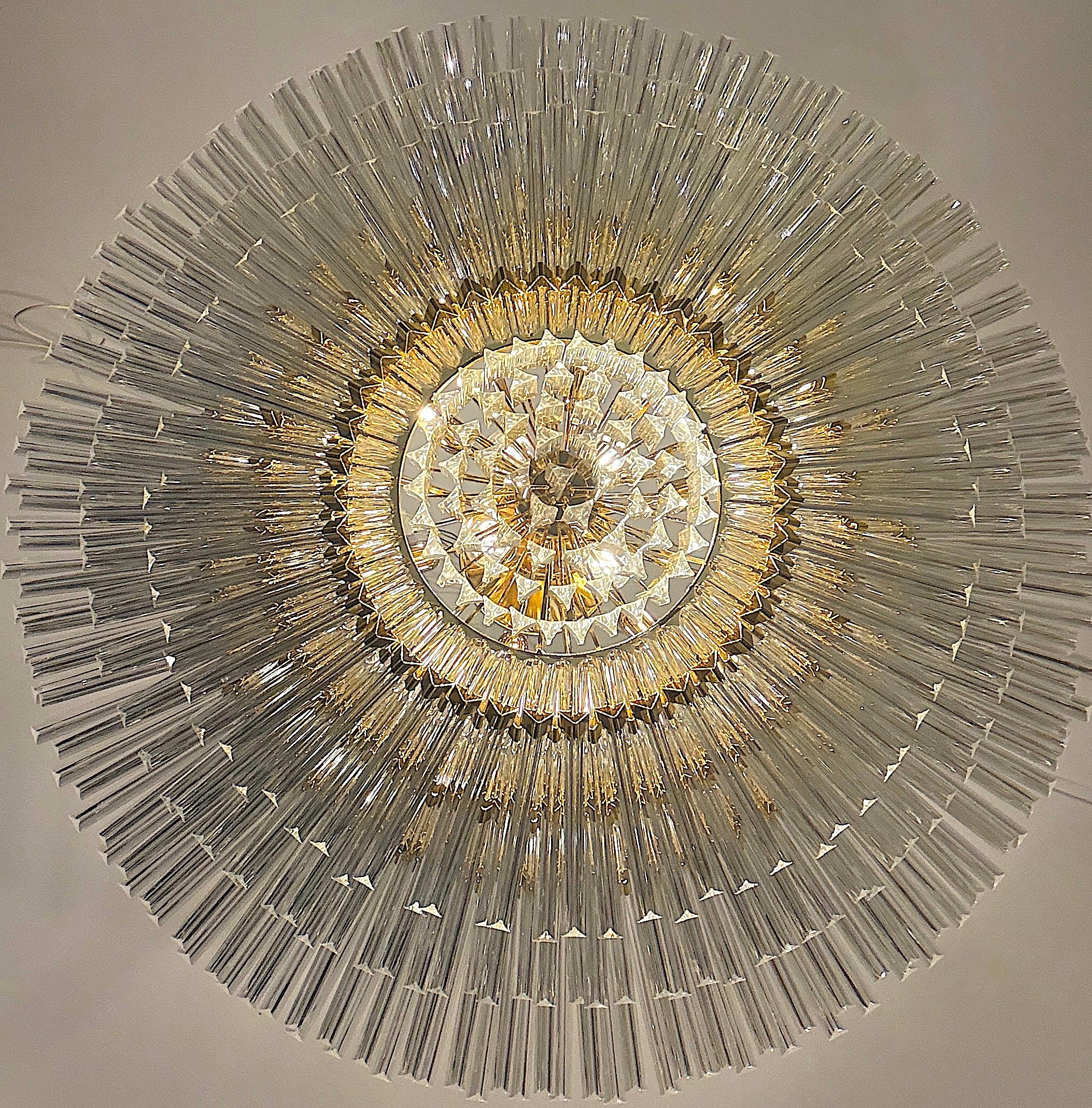 Auffallend große Deckenleuchte mit einer Vielzahl von handgefertigten Murano-Glas 