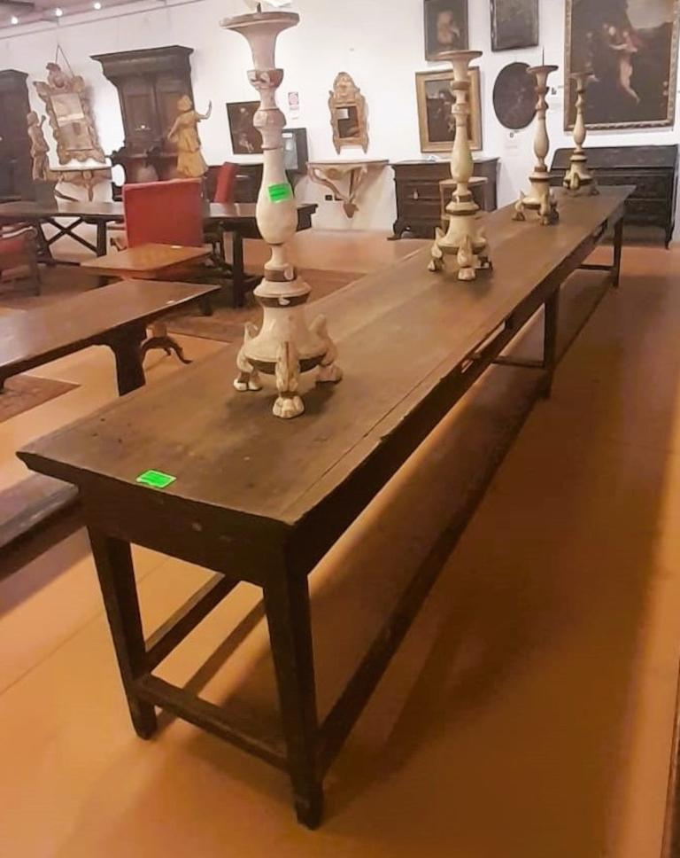 italien Spectaculaire table de concierge en noyer en vente