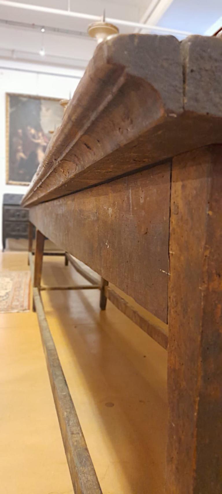 XVIIIe siècle Spectaculaire table de concierge en noyer en vente
