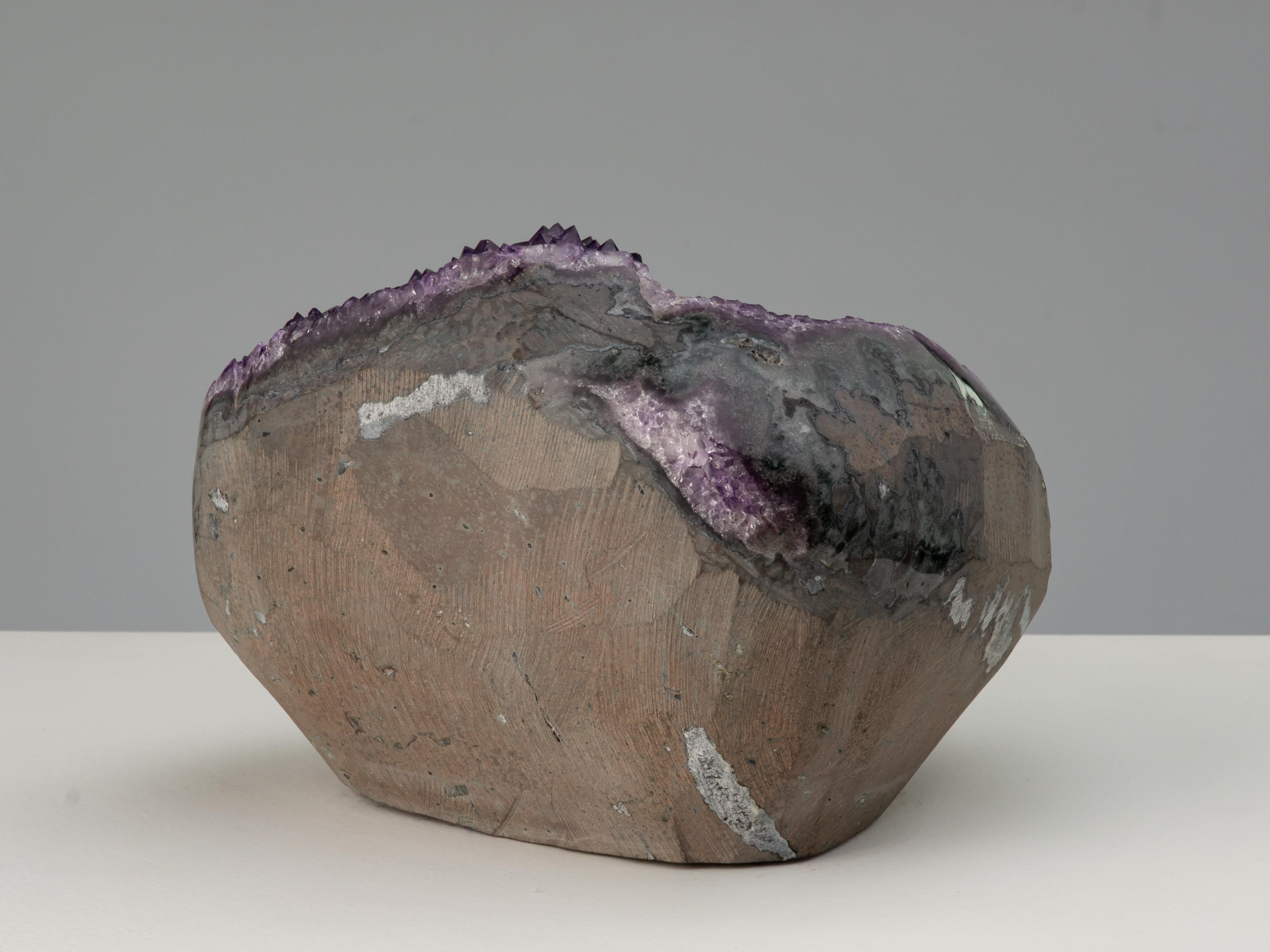 Der Amethyst calcit und der schwarze epitaxische Goethit - eine seltene Steinformation im Zustand „Hervorragend“ im Angebot in London, GB