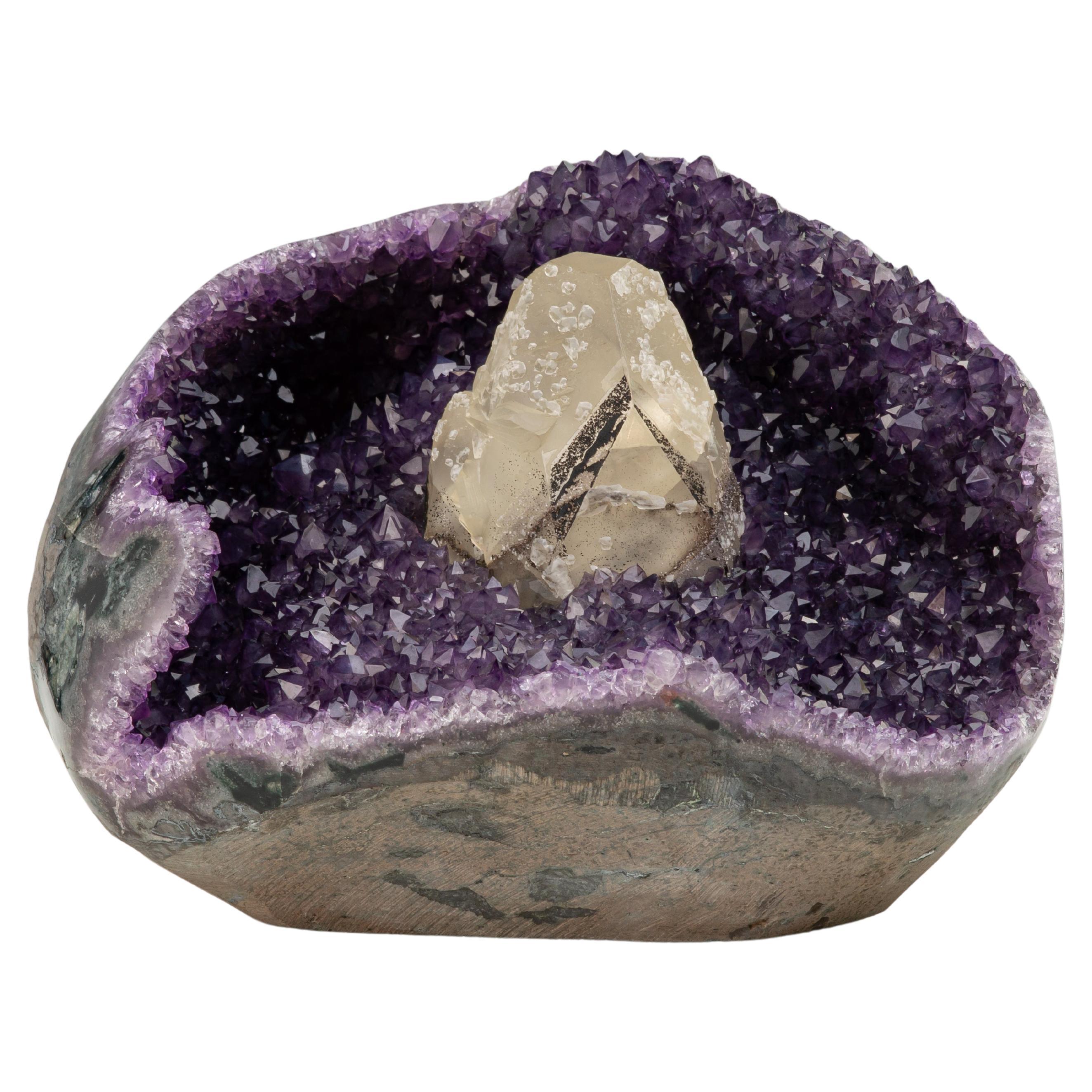 Der Amethyst calcit und der schwarze epitaxische Goethit - eine seltene Steinformation im Angebot