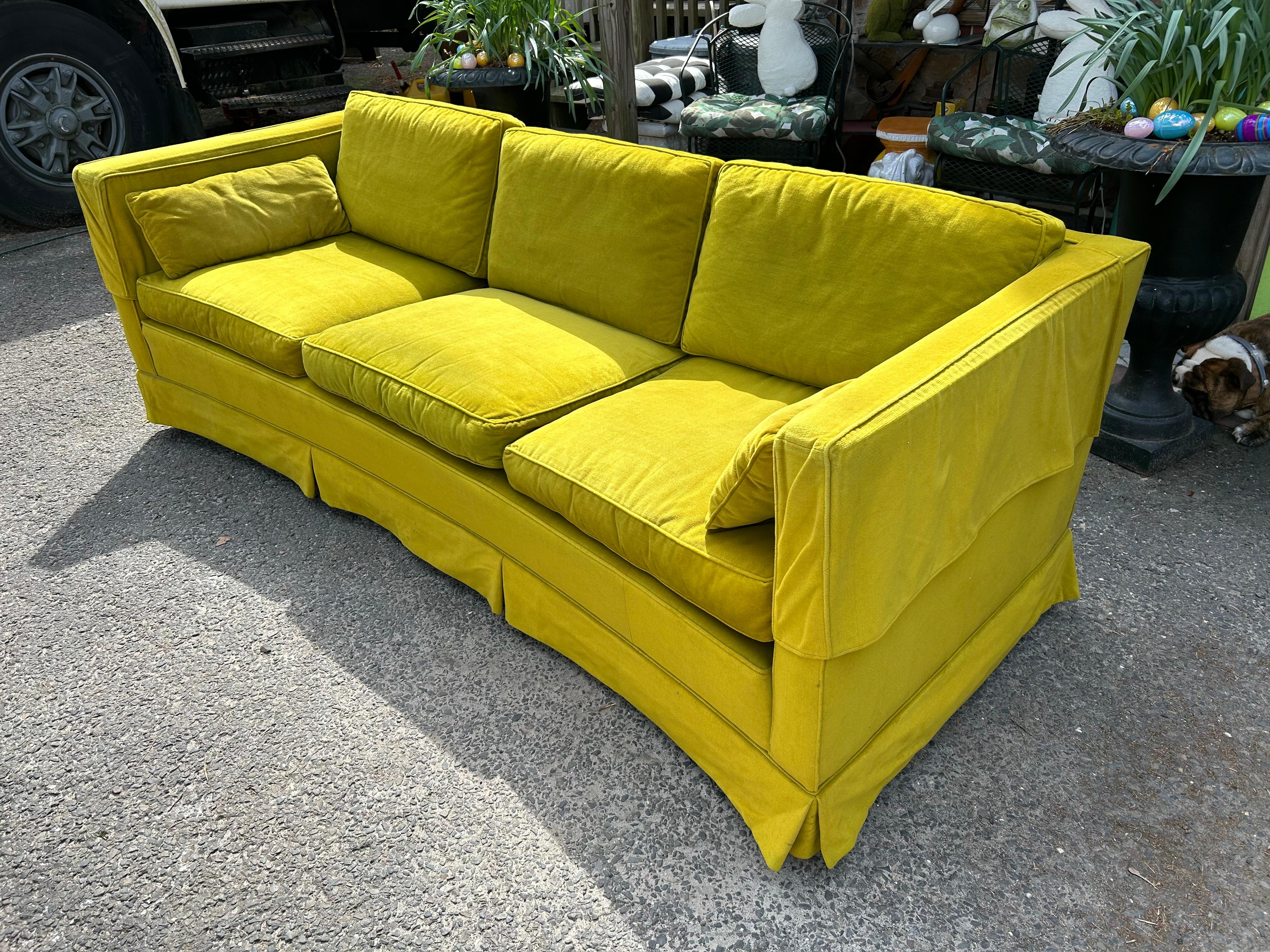 Spektakuläres Harvey Probber Sofa mit gebogener Vorderseite und gleichmäßigem Arm.  Der ursprüngliche chartreusfarbene Samtstoff sieht immer noch großartig aus - als wäre er kaum benutzt worden.  Wir lieben die super tiefen, gleichmäßigen Arme mit