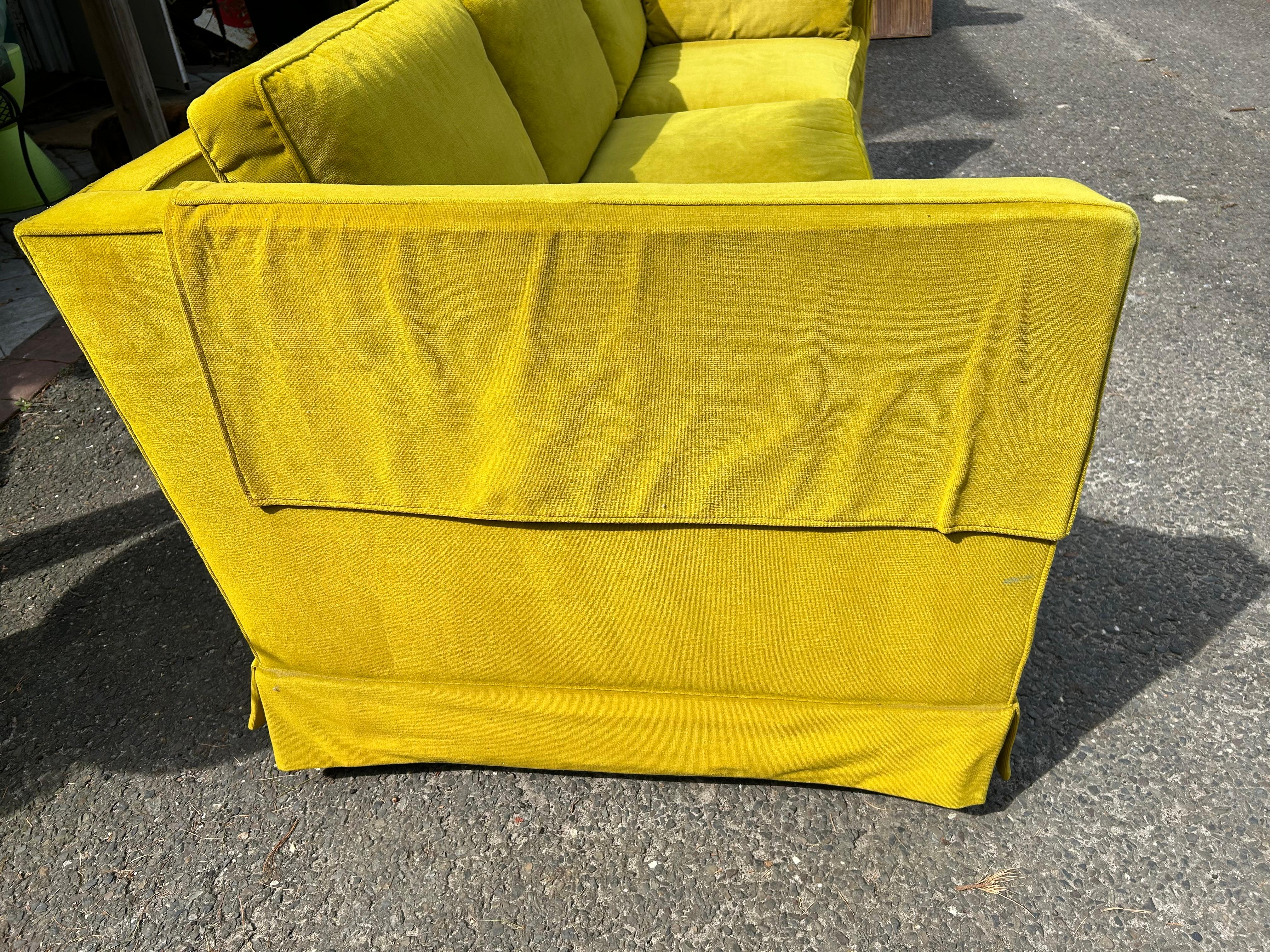 Spektakuläres geschwungenes Harvey Probber Abendarm-Sofa Chartreus Mid-Century Modern  im Zustand „Gut“ im Angebot in Pemberton, NJ