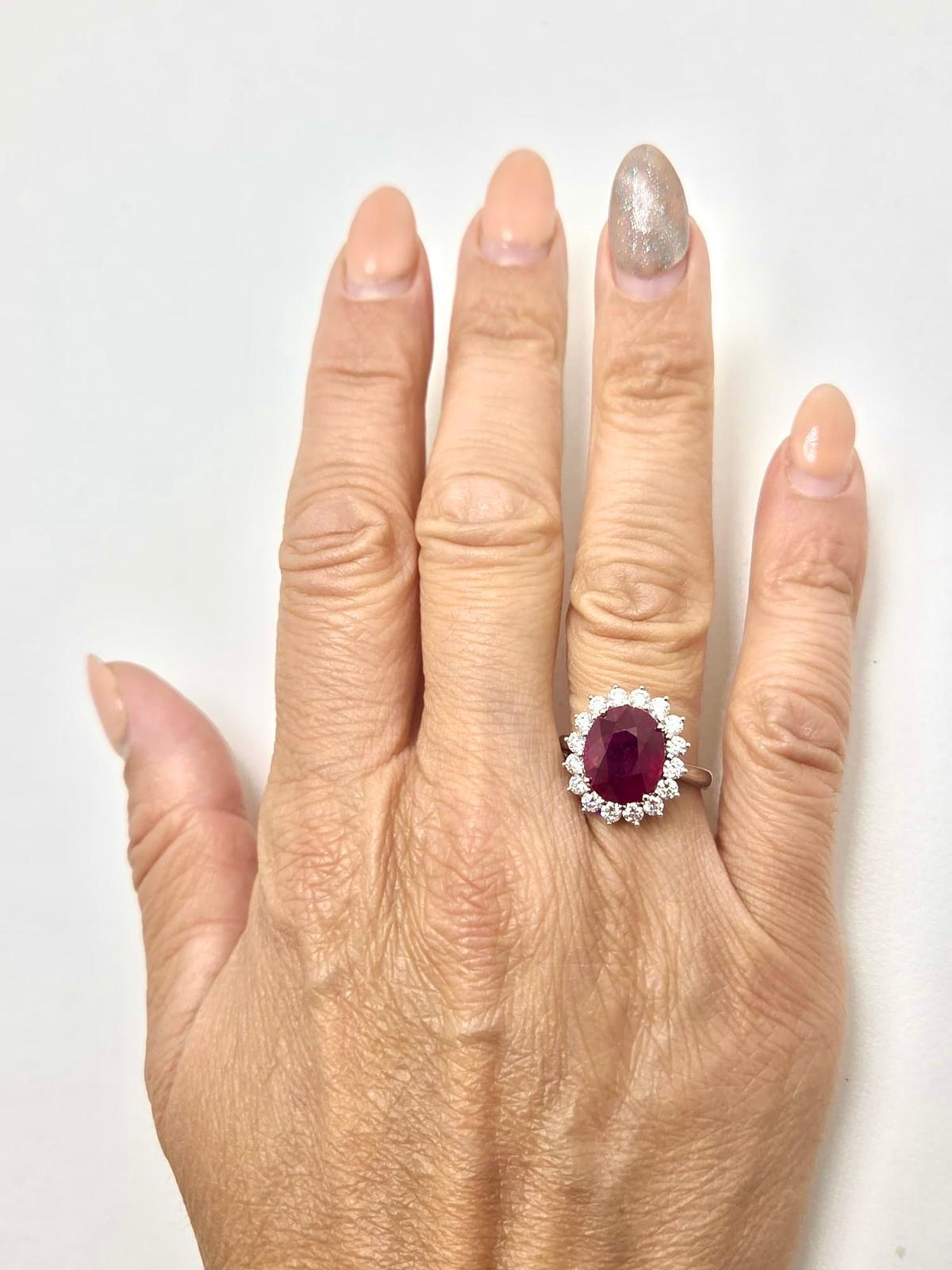 Spectacular Daisy Ring “Kate Model” in White Gold with Certified 4.72 ct Ruby an in vendita 4