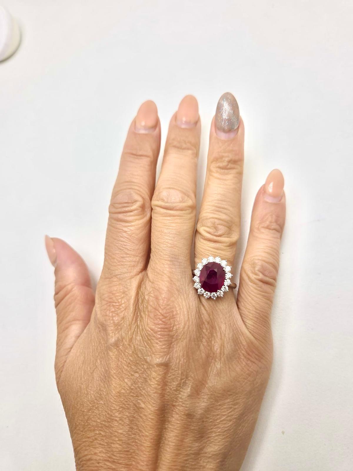 Spectacular Daisy Ring “Kate Model” in White Gold with Certified 4.72 ct Ruby an in vendita 5